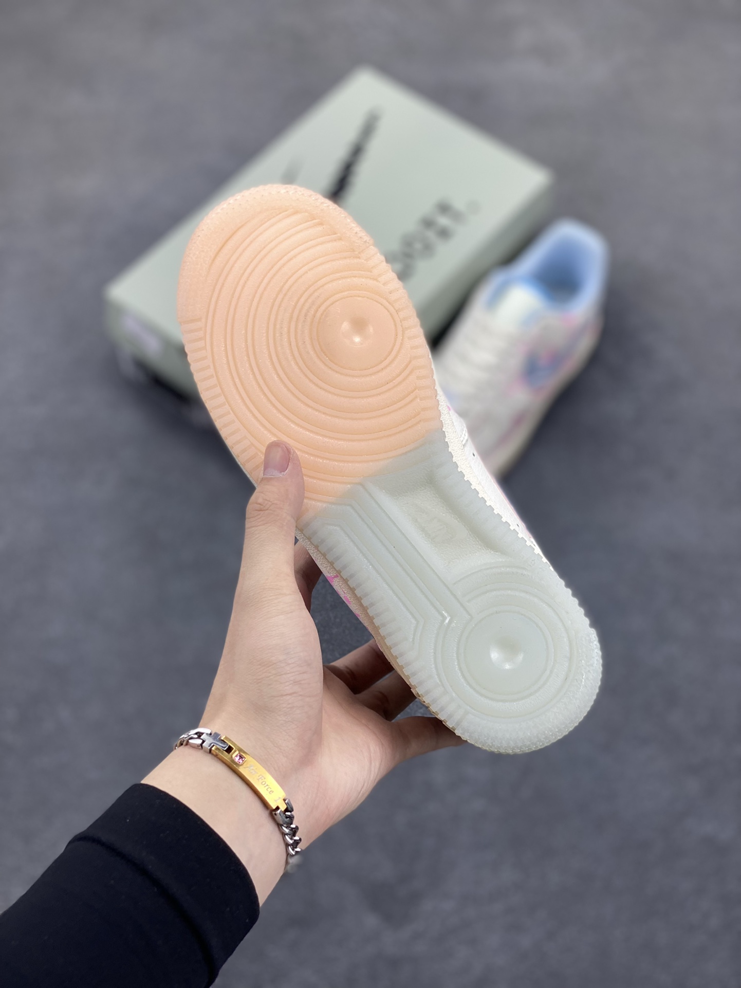 图片[5]-✨520系列限定 😻“粉蓝爱心”Nike Air Force 1 “Pink and Blue Love”空军一号定制低帮板鞋 粉蓝爱心，宛如一抹灵动的色彩魔法，将世间最柔和的粉色与最澄澈的蓝色完美相融。粉色，是春日里绽放的樱花，带着浪漫与温柔，诉说着心底的柔情蜜意；蓝色，似无垠的天空与深邃的海洋，蕴含着宁静与梦幻，承载着无尽的遐想 货号：CW1574-058 尺码：36 36.5 37.5 38 38.5 39 40 40.5 41 42 42.5 43 44 44.5 45-选品中心