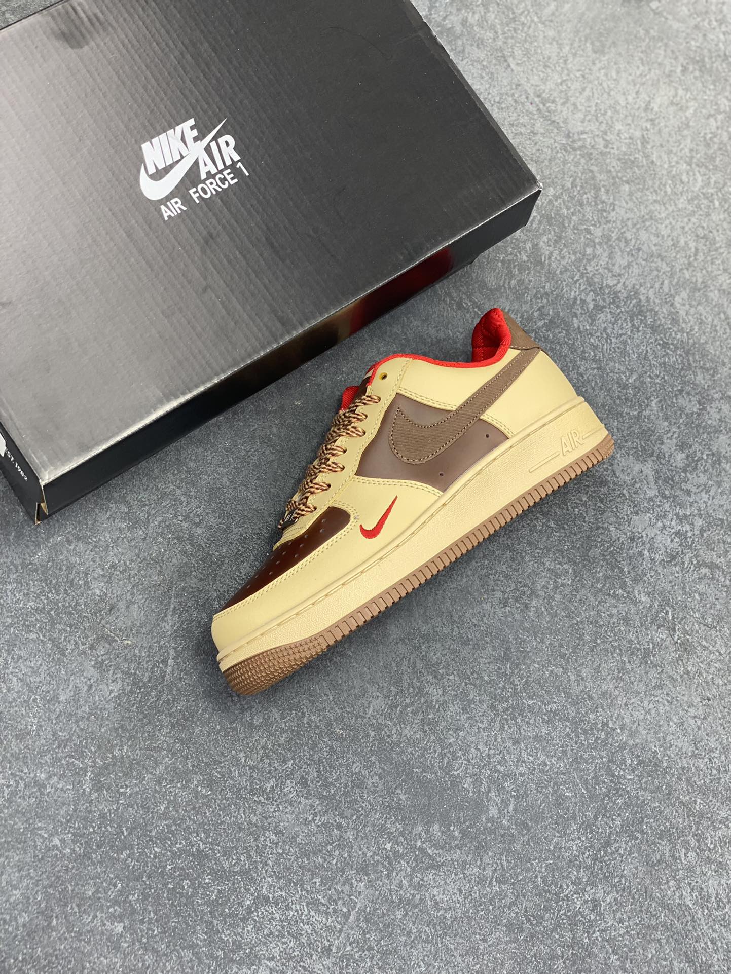 图片[7]-Nike Air Force 1 Low 空军一号低帮百搭休闲运动板鞋。柔软、弹性十足的缓震性能和出色的中底设计，横跨复古与现代的外型结合，造就出风靡全球三十多年的Force 1，直到今天还深受青睐。 货号：HQ3447-222 尺码：39 40 40.5 41 42 42.5 43 44 44.5 45-选品中心