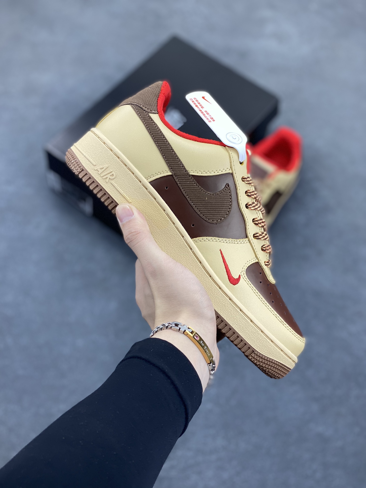 Nike Air Force 1 Low 空军一号低帮百搭休闲运动板鞋。柔软、弹性十足的缓震性能和出色的中底设计，横跨复古与现代的外型结合，造就出风靡全球三十多年的Force 1，直到今天还深受青睐。 货号：HQ3447-222 尺码：39 40 40.5 41 42 42.5 43 44 44.5 45-选品中心