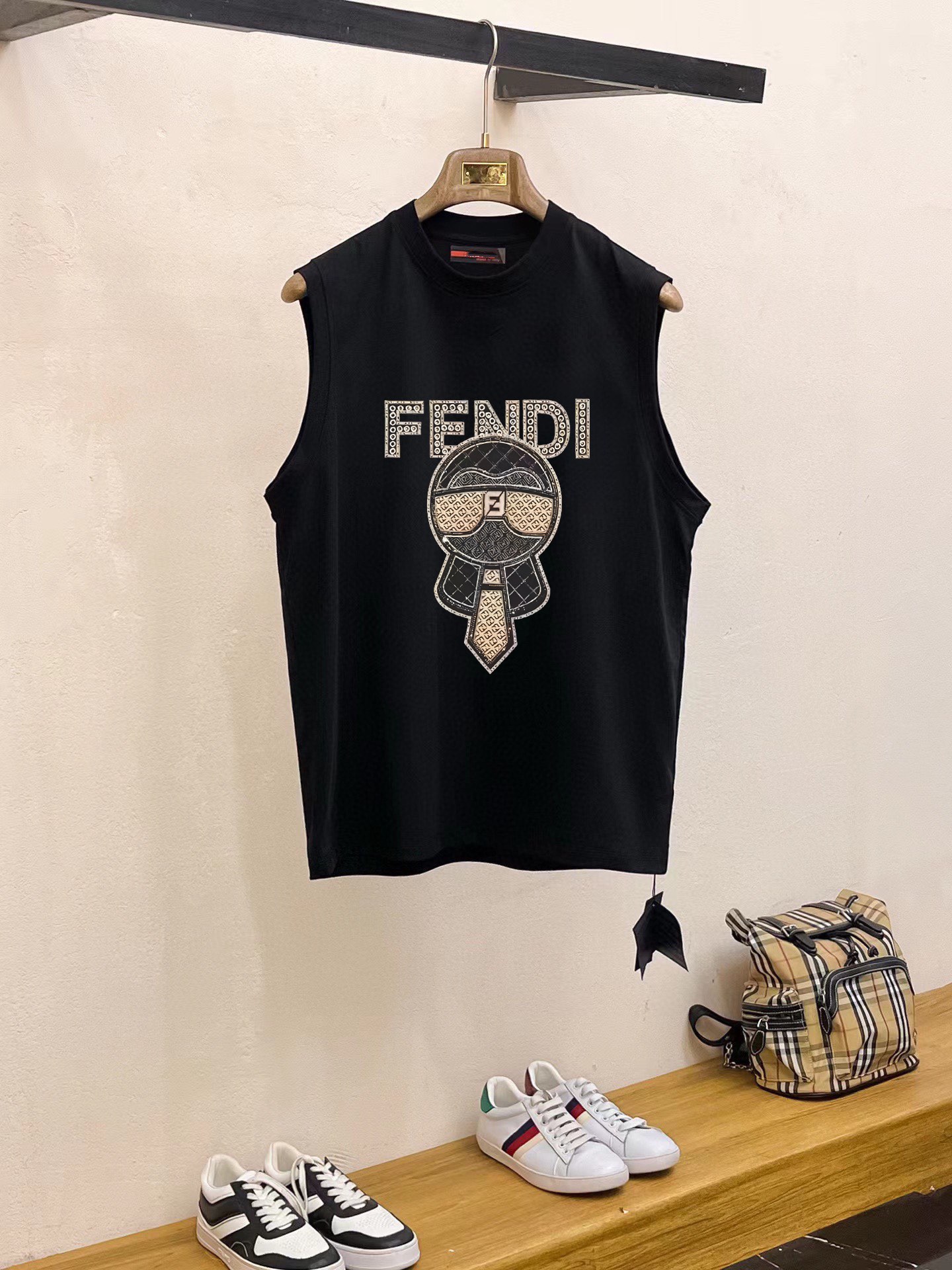 Fendi 品牌【FENDI 芬迪】2025夏季新品背心T袖 简约款式 任何人都可以轻松驾驶 进口定制丝光棉面料 手软舒适有型 吸汗透气