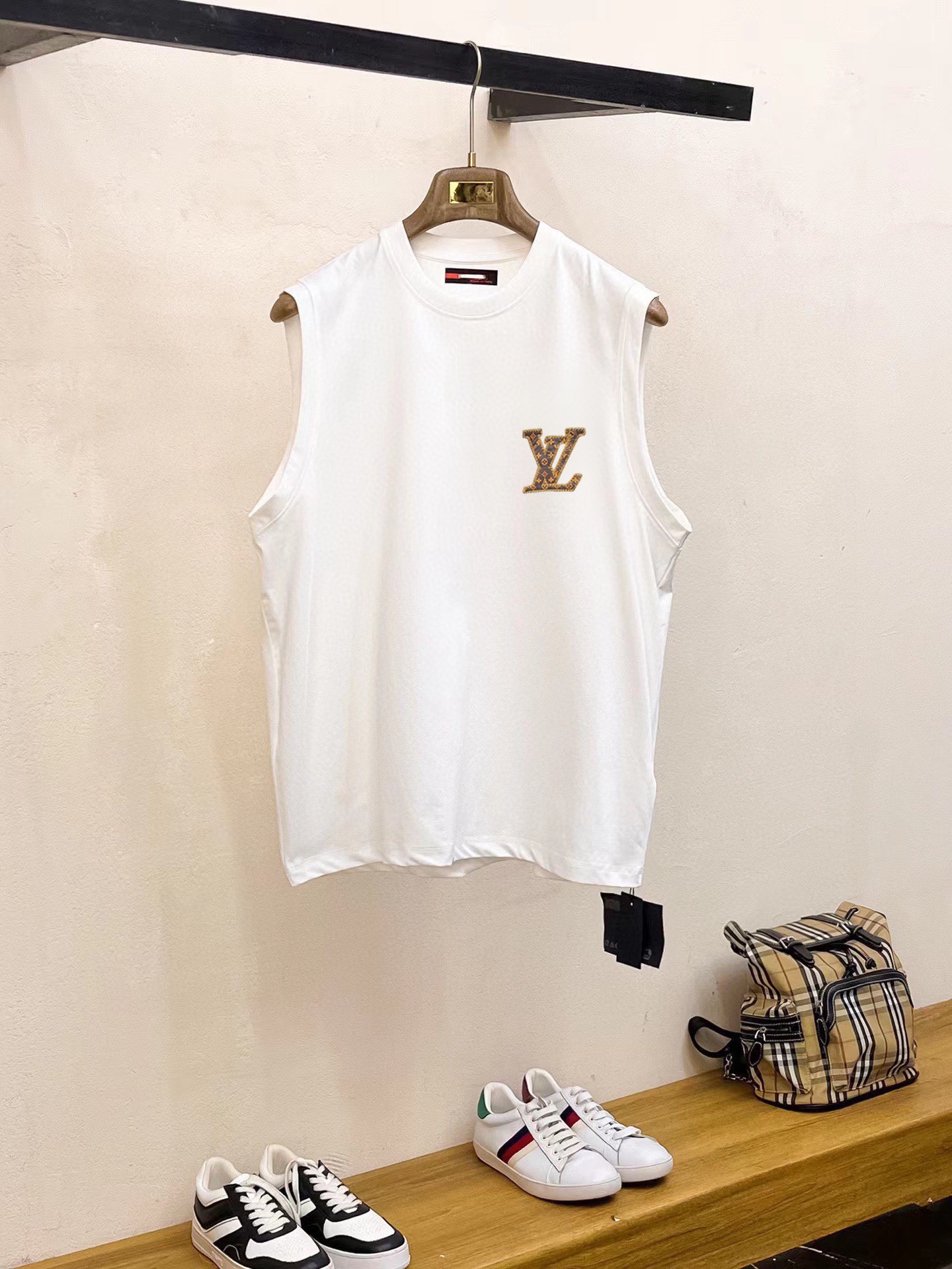 Louis Vuitton 品牌【LV路易威登】2025夏季新品背心T袖 简约款式 任何人都可以轻松驾驶 进口定制丝光棉面料 手软舒适有型 吸汗透气