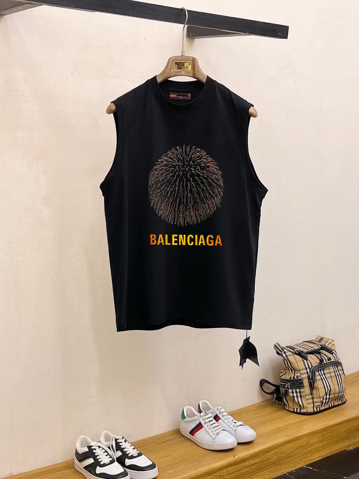 Balenciaga 品牌【BALENCIAGA 巴黎世家】2025夏季新品背心T袖 简约款式 任何人都可以轻松驾驶 进口定制丝光棉面料 手软舒适有型 吸汗透气