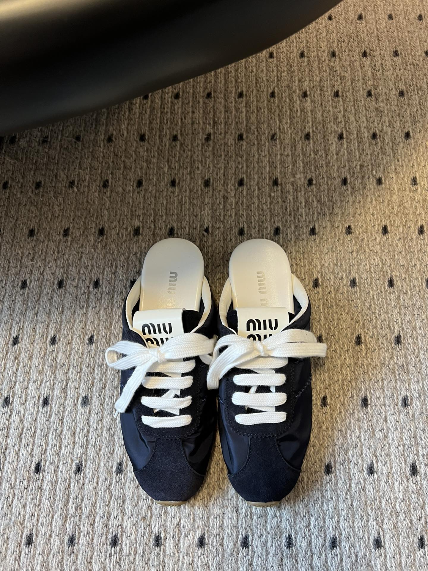 NO:407107,Miu Mi* 25ss Early Spring New German Training Baotou Slippers Official website synchronized with a higher version!  The original cowhide fabric is matched with exquisite bud edges, and every inch of leather exudes a low-key luxury, which is 'not deliberately advanced' when worn. The adjustable straps fit the ankle, lazy and delicate, and walk without being dragged. The tongue is embellished with the classic MIUMIU letter logo, details are ecstasy, and it is an ins-style blockbuster. The sole is non-slip and wear-resistant. Size 35-39 (40 customized, no return or exchange), semi-torque, miumiu, slippers, cowhide19860909Miu Mi* 25ss早春新款德训包头拖鞋 官网同步高版本！原版牛皮面料搭配精致芽边,每一寸皮质都透着低调的奢华感,穿上就是「不刻意的高级」.  可调节绑带贴合脚踝,慵懒中带点小精致,走路带风不拖沓.鞋舌点缀经典MIUMIU字母logo,细节控狂喜,随手一拍都是ins风大片. 大底生胶鞋底防滑耐磨 码数35-39（40订做不退换）,半拖,miumiu,slippers,cowhide,Women's Shoes