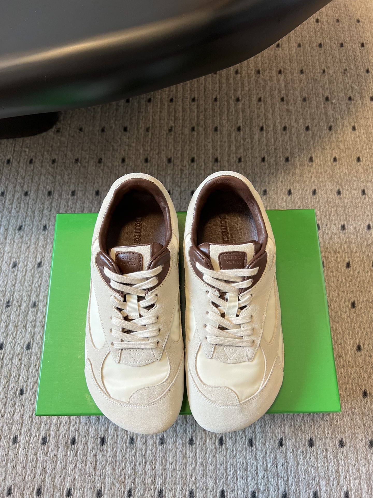 NO:265816,Liu Wen's same Bottega Veneta hot new sneakers casual shoes Desperate shoes BV Inspired by the retro style of the 1990s, the upper is made of suede   tarp fabric, echoing the brand's iconic intrecciato braiding elements, showing a delicate and avant-garde design style. Made of lightweight technology fabric, suede and mesh, low-top lace-up design, casual and comfortable, and fine sculpting design. Fabric matte cowhide inner sheepskin lining size 35-40 (40 custom made without return and exchange, casual shoes/sports shoes, bottega Veneta, bottega Veneta, bottega Veneta, sneakers, cowhide, sheepskin, chamois leather19860909刘雯同款Bottega Veneta火爆新款运动鞋休闲鞋徳训鞋 BV 90年代复古风格为灵感,鞋面选用麂皮 防水布面料,呼应品牌标志性intrecciato编织元素,展现出精致前卫的设计风格.采用轻质科技面料、绒面革和网布制成,低帮系带的设计,休闲舒适又不乏造型设计的精细雕琢 面料磨砂牛皮 内里羊皮里 码数35-40（40定做不退换,休闲鞋/运动鞋,bottega veneta,bottega veneta,sneakers,cowhide,sheepskin,chamois leather,Women's Shoes