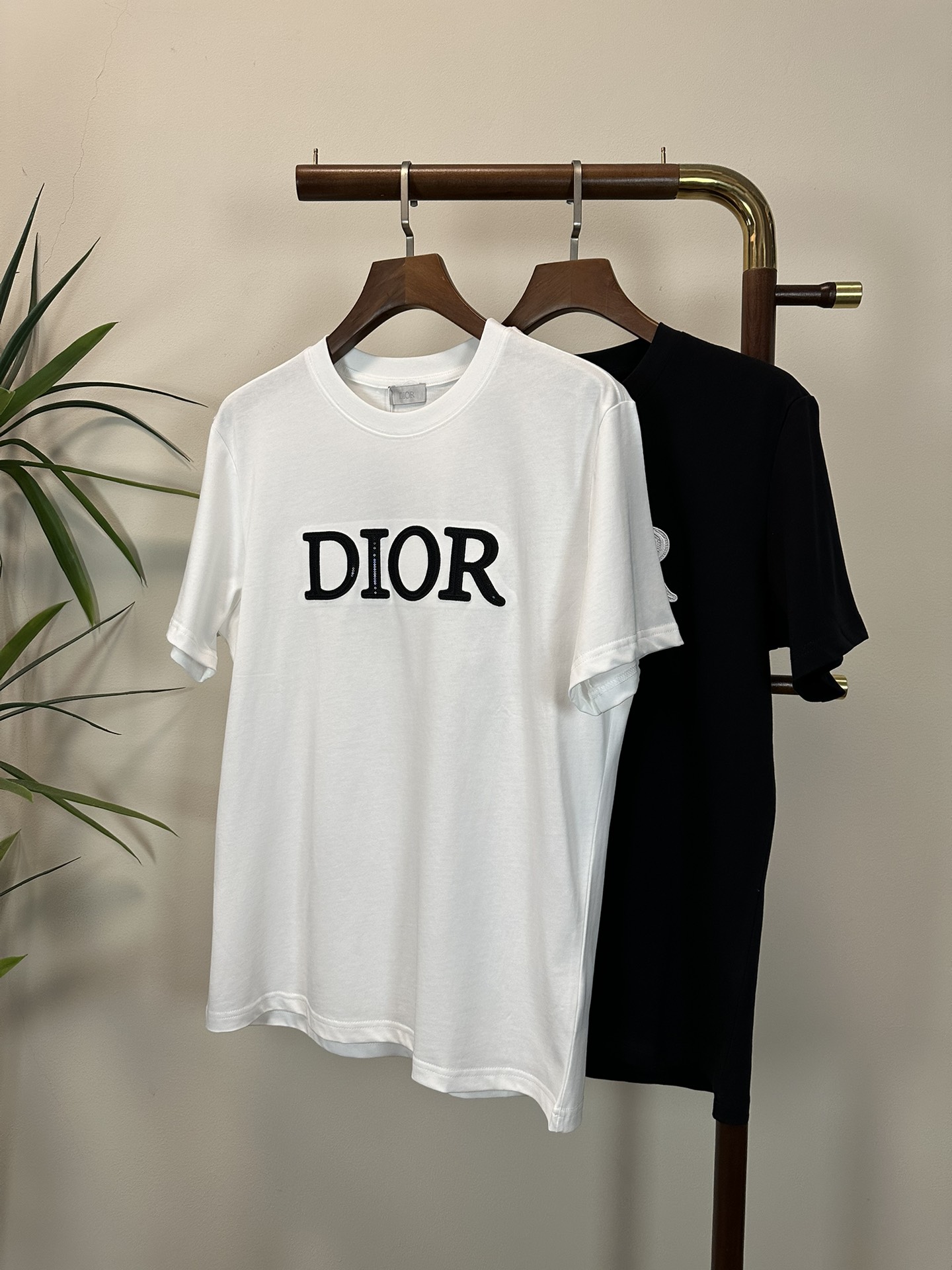 NO:162876,DIOR 2025 new round neck short-sleeved T-shirt high-end version!  Customized fabrics for counters are breathable and comfortable, with impeccable details, and the brand element design concept reflects high quality. The feel is delicate and soft!  It is casually cut, with a great upper body style!  S-XL, dior, dior, T-shirt,tees, t-shirt,alexander wang19860909DIOR 迪奥 2025新款 圆领 短袖 T恤 高端版本！专柜定制面料 透气舒适度高,细节无可挑剔,品牌元素设计理念,体现高品质.手感细腻柔软！呈现休闲裁剪,上身版型超赞！ 码数S-XL,,dior,dior,T-shirt,tees，t-shirt,alexander wang,Men's clothing