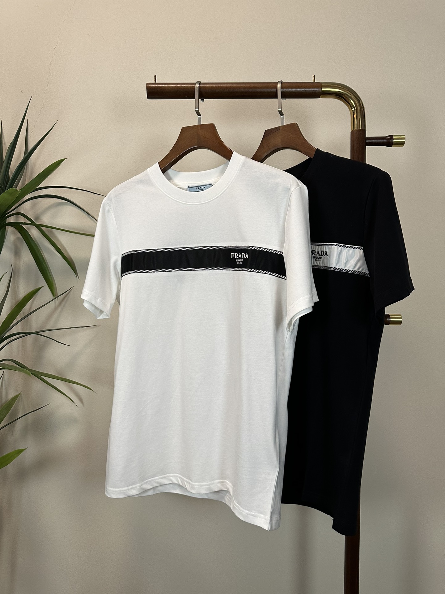 NO:162878,PRA Prada 2025 new round neck short-sleeved T-shirt high-end version!  Customized fabrics for counters are breathable and comfortable, with impeccable details, and the brand element design concept reflects high quality. The feel is delicate and soft!  It is casually cut, with a great upper body style!  S-XL, prada, prada, T-shirt,tees, t-shirt,alexander wang19860909PRA 普拉达 2025新款 圆领 短袖 T恤 高端版本！专柜定制面料 透气舒适度高,细节无可挑剔,品牌元素设计理念,体现高品质.手感细腻柔软！呈现休闲裁剪,上身版型超赞！ 码数S-XL,,prada,prada,T-shirt,tees，t-shirt,alexander wang,Men's clothing