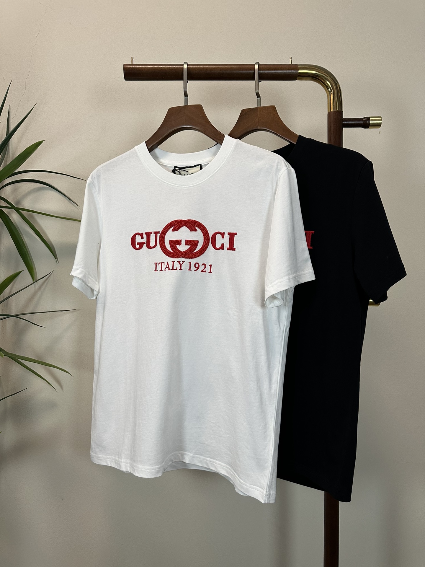 NO:162880,GU Gucci 2025 new round neck short-sleeved T-shirt high-end version!  Customized fabrics for counters are breathable and comfortable, with impeccable details, and the brand element design concept reflects high quality. The feel is delicate and soft!  It is casually cut, with a great upper body style!  S-XL, gucci, T-shirt,tees, t-shirt,alexander wang19860909GU 古驰 2025新款 圆领 短袖 T恤 高端版本！专柜定制面料 透气舒适度高,细节无可挑剔,品牌元素设计理念,体现高品质.手感细腻柔软！呈现休闲裁剪,上身版型超赞！ 码数S-XL,,gucci,T-shirt,tees，t-shirt,alexander wang,Men's clothing