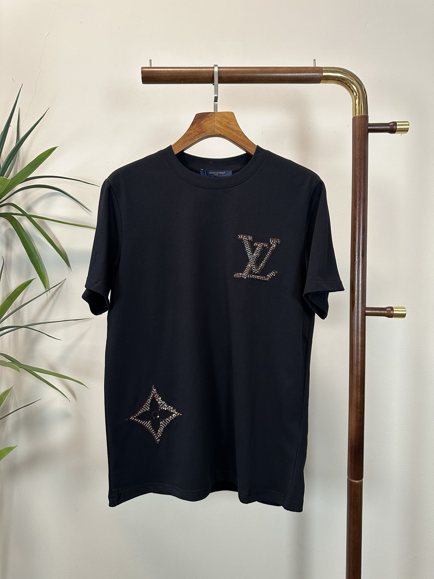 NO:162874,LV Louis Vuitton 2025 new round neck short-sleeved T-shirt high-end version!  Customized fabrics for counters are breathable and comfortable, with impeccable details, and the brand element design concept reflects high quality. The feel is delicate and soft!  It is casually cut, with a great upper body style!  S-XL, louis vuitton,louis vuitton,t-shirt,tees,t-shirt,alexander wang19860909LV 路易威登 2025新款 圆领 短袖 T恤 高端版本！专柜定制面料 透气舒适度高,细节无可挑剔,品牌元素设计理念,体现高品质.手感细腻柔软！呈现休闲裁剪,上身版型超赞！ 码数S-XL,,louis vuitton,louis vuitton,T-shirt,tees，t-shirt,alexander wang,Men's clothing