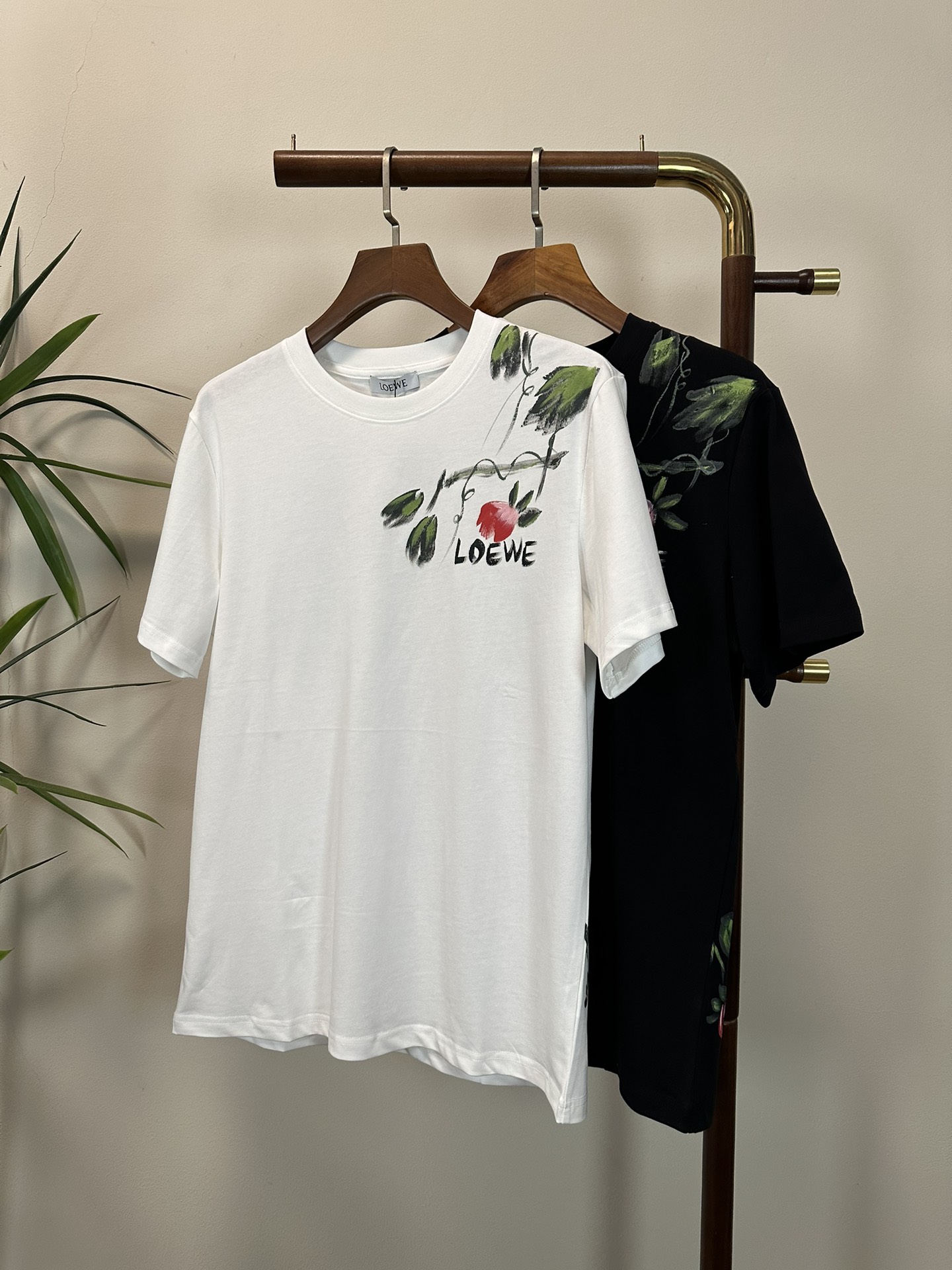 NO:162872,LOE Luo Yiwei 2025 new round neck short-sleeved T-shirt high-end version!  Customized fabrics for counters are breathable and comfortable, with impeccable details, and the brand element design concept reflects high quality. The feel is delicate and soft!  It is casually cut, with a great upper body style!  S-XL, loewe, loewe, T-shirt,tees, t-shirt,alexander wang19860909LOE 罗意威 2025新款 圆领 短袖 T恤 高端版本！专柜定制面料 透气舒适度高,细节无可挑剔,品牌元素设计理念,体现高品质.手感细腻柔软！呈现休闲裁剪,上身版型超赞！ 码数S-XL,,loewe,loewe,T-shirt,tees，t-shirt,alexander wang,Men's clothing