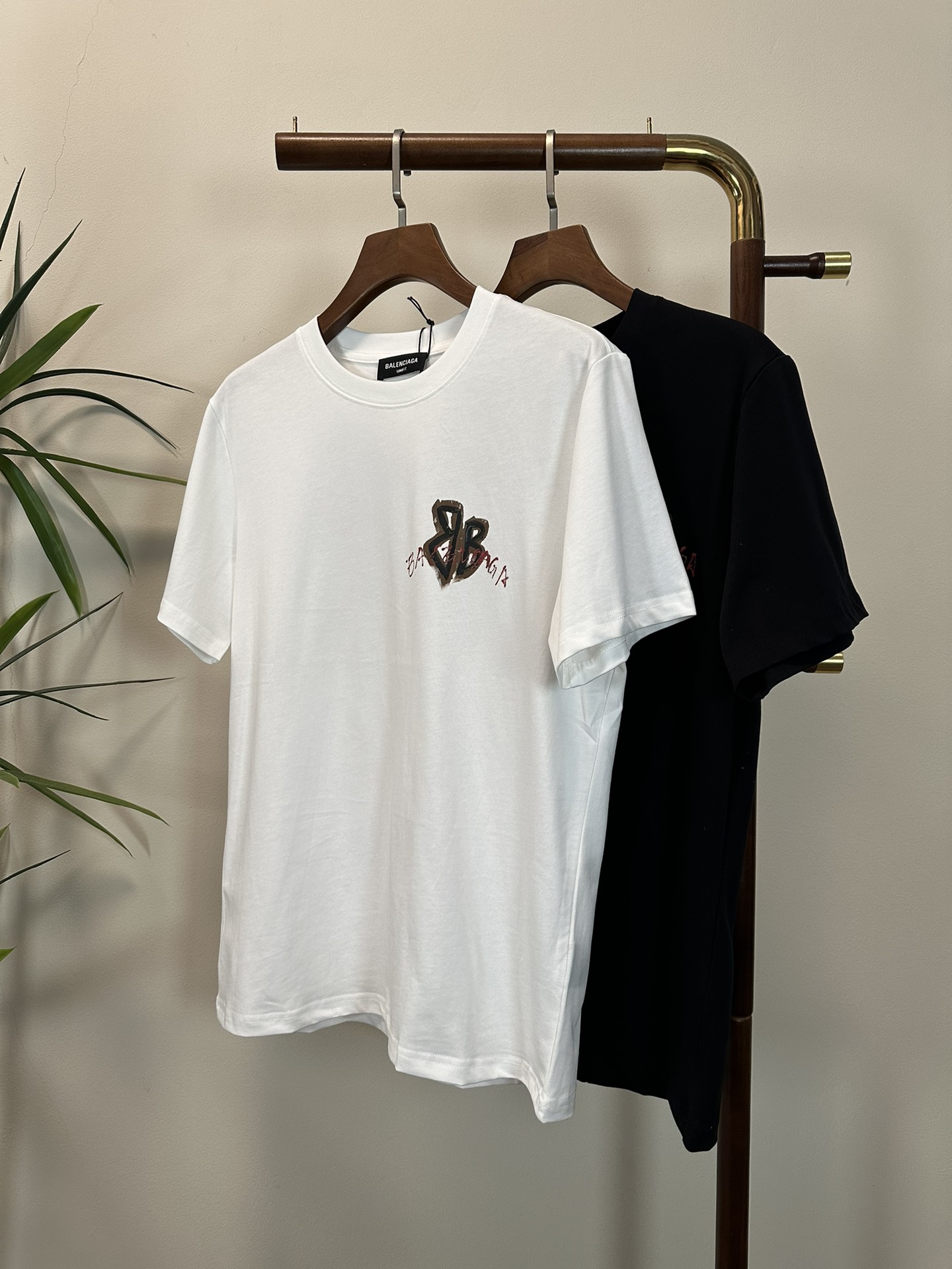 NO:162887,BLCG Paris 2025 new round neck short-sleeved T-shirt high-end version!  Customized fabrics for counters are breathable and comfortable, with impeccable details, and the brand element design concept reflects high quality. The feel is delicate and soft!  It is casually cut, with a great upper body style!  S-XL, T-shirt,tees,t-shirt,alexander wang19860909BLCG 巴黎 2025新款 圆领 短袖 T恤 高端版本！专柜定制面料 透气舒适度高,细节无可挑剔,品牌元素设计理念,体现高品质.手感细腻柔软！呈现休闲裁剪,上身版型超赞！ 码数S-XL,,T-shirt,tees，t-shirt,alexander wang,Men's clothing