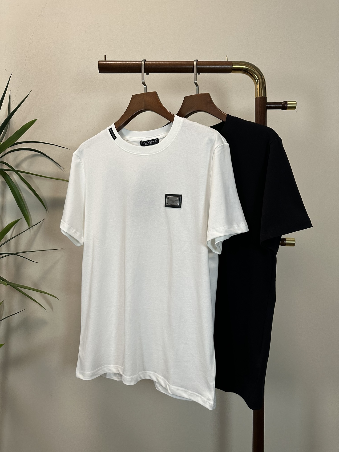 NO:160126,DG Dolce & Gabbana 2025 new round neck short-sleeved T-shirt high-end version!  Customized fabrics for counters are breathable and comfortable, with impeccable details, and the brand element design concept reflects high quality. The feel is delicate and soft!  It is casually cut, with a great upper body style!  S-XL, Dolce & Gabbana, Dolce & Gabbana, T-shirt, tees, t-shirt, alexander wang19860909DG 杜嘉班纳2025新款 圆领 短袖 T恤 高端版本！专柜定制面料 透气舒适度高,细节无可挑剔,品牌元素设计理念,体现高品质.手感细腻柔软！呈现休闲裁剪,上身版型超赞！ 码数S-XL,,Dolce&Gabbana,Dolce&Gabbana,T-shirt,tees，t-shirt,alexander wang,Men's clothing