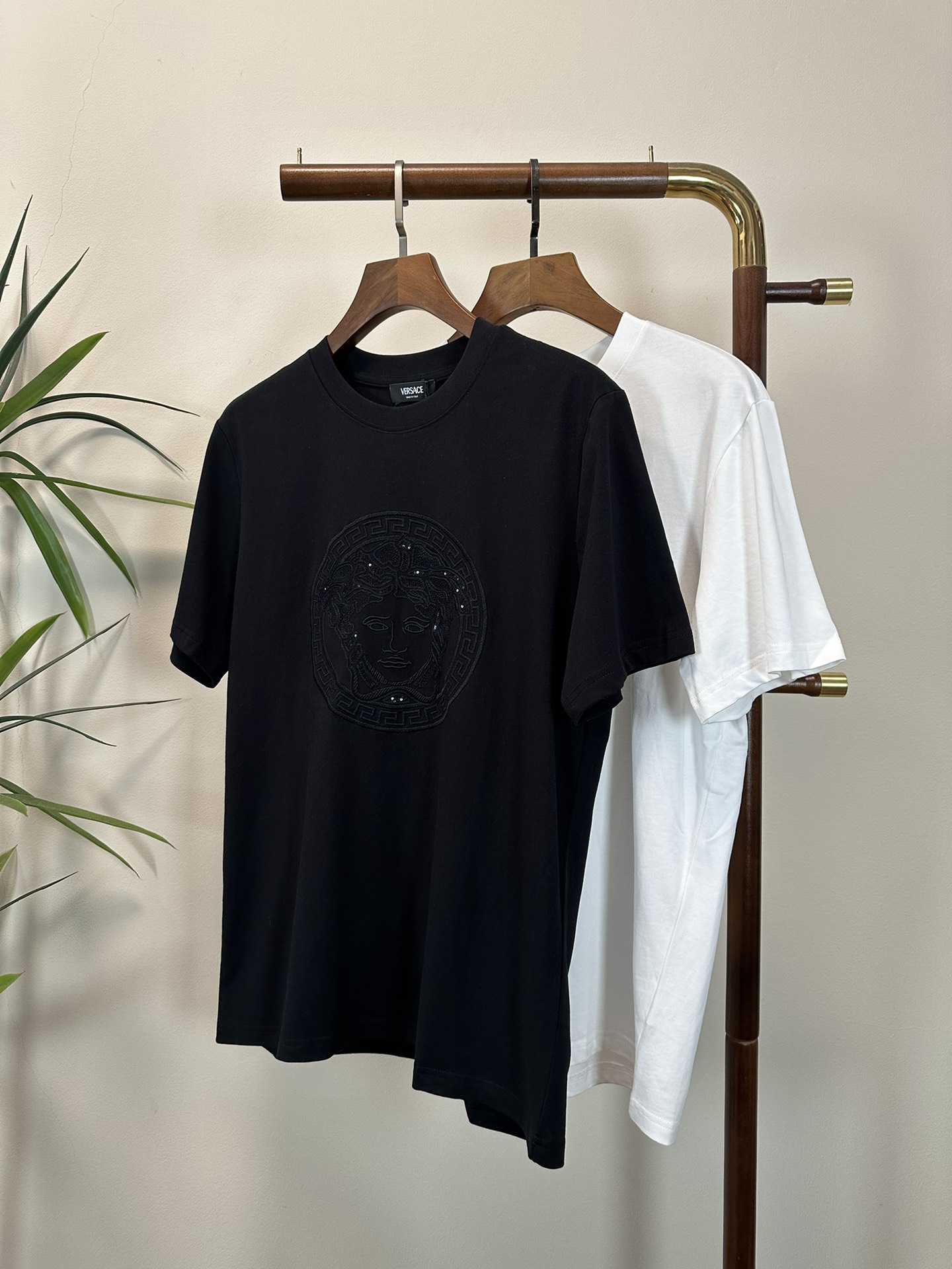 NO:160123,VS Versace 2025 new round neck short-sleeved T-shirt high-end version!  Customized fabrics for counters are breathable and comfortable, with impeccable details, and the brand element design concept reflects high quality. The feel is delicate and soft!  It is casually cut, with a great upper body style!  S-XL, versace, T-shirt,tees, t-shirt,alexander wang19860909VS 范思哲2025新款 圆领 短袖 T恤 高端版本！专柜定制面料 透气舒适度高,细节无可挑剔,品牌元素设计理念,体现高品质.手感细腻柔软！呈现休闲裁剪,上身版型超赞！ 码数S-XL,,versace,T-shirt,tees，t-shirt,alexander wang,Men's clothing