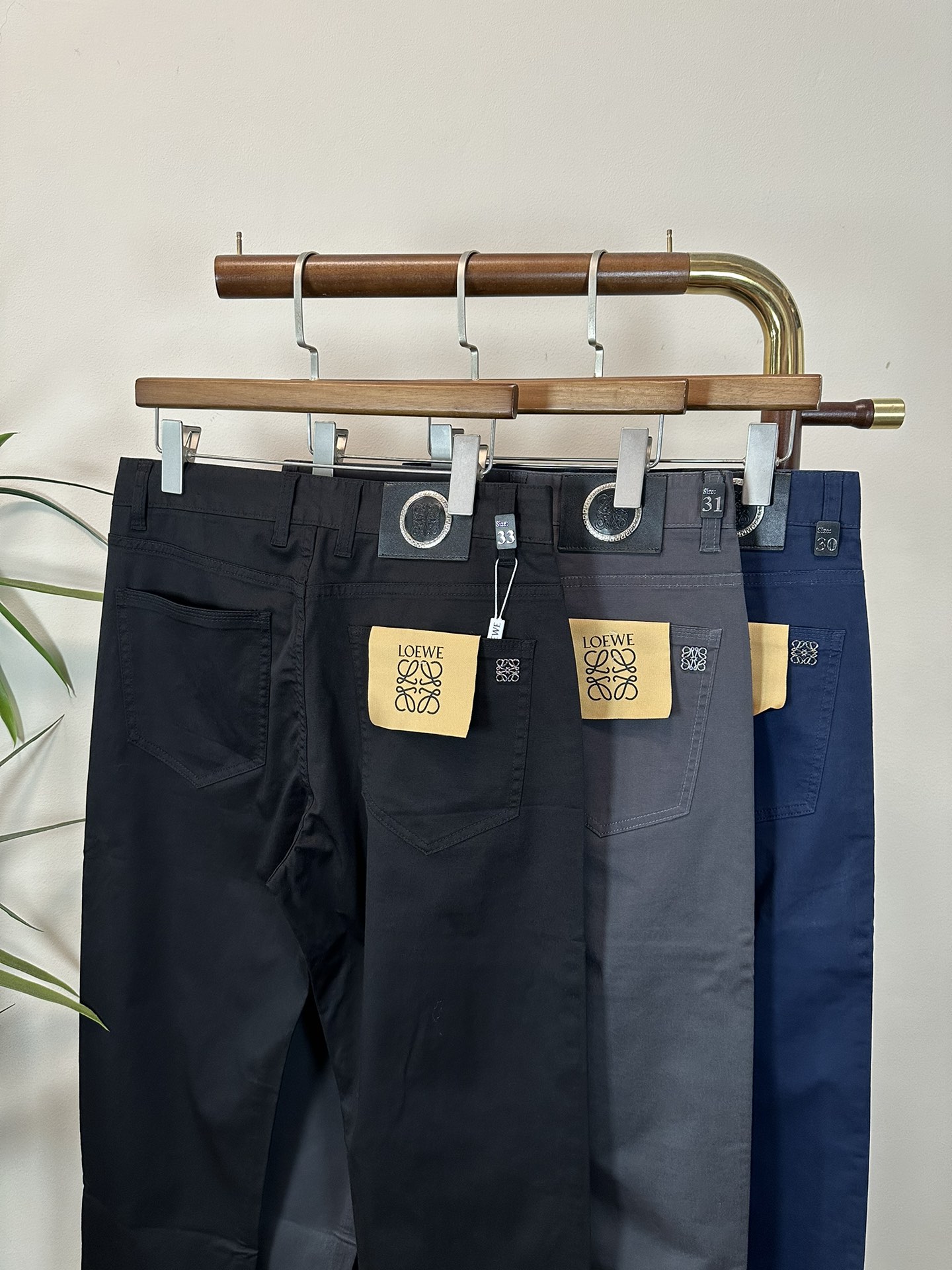 NO:160120,Business casual pants LOE Luo Yiwei 2025 new series of men's casual pants!  The brand style is unobstructed!  Minimalist design, without extravagant elements to win the lead, the details are finely made, the hardware accessories are customized, the thickness is just right, easy to control various weather, classic colors are very energetic, and various styles of dressing, casual business, daily life, and fashion trends can be controlled!  Overall, both in terms of grade and fashion are extremely outstanding, bringing extraordinary clothing taste!  Color black dark blue gray code number 29-40,loewe,loewe,alexander wang19860909商务休闲裤 LOE 罗意威 2025 新系列男士休闲裤！ 品牌格调一览无余！极简主义设计,没有多余浮夸的元素来宣兵夺主,细节做工精细,五金配件原版定制,厚薄程度也是恰到好处,轻松驾驭各种天气,经典颜色上身很显精气神,多种风格穿搭,休闲商务、日常生活、时尚潮流均可驾驭！整体不论是档次还是时尚感都是极为出色的,带来非凡的衣着品味！ 颜色黑色 深蓝色 灰色 码数29-40,,loewe,loewe,alexander wang,Men's clothing