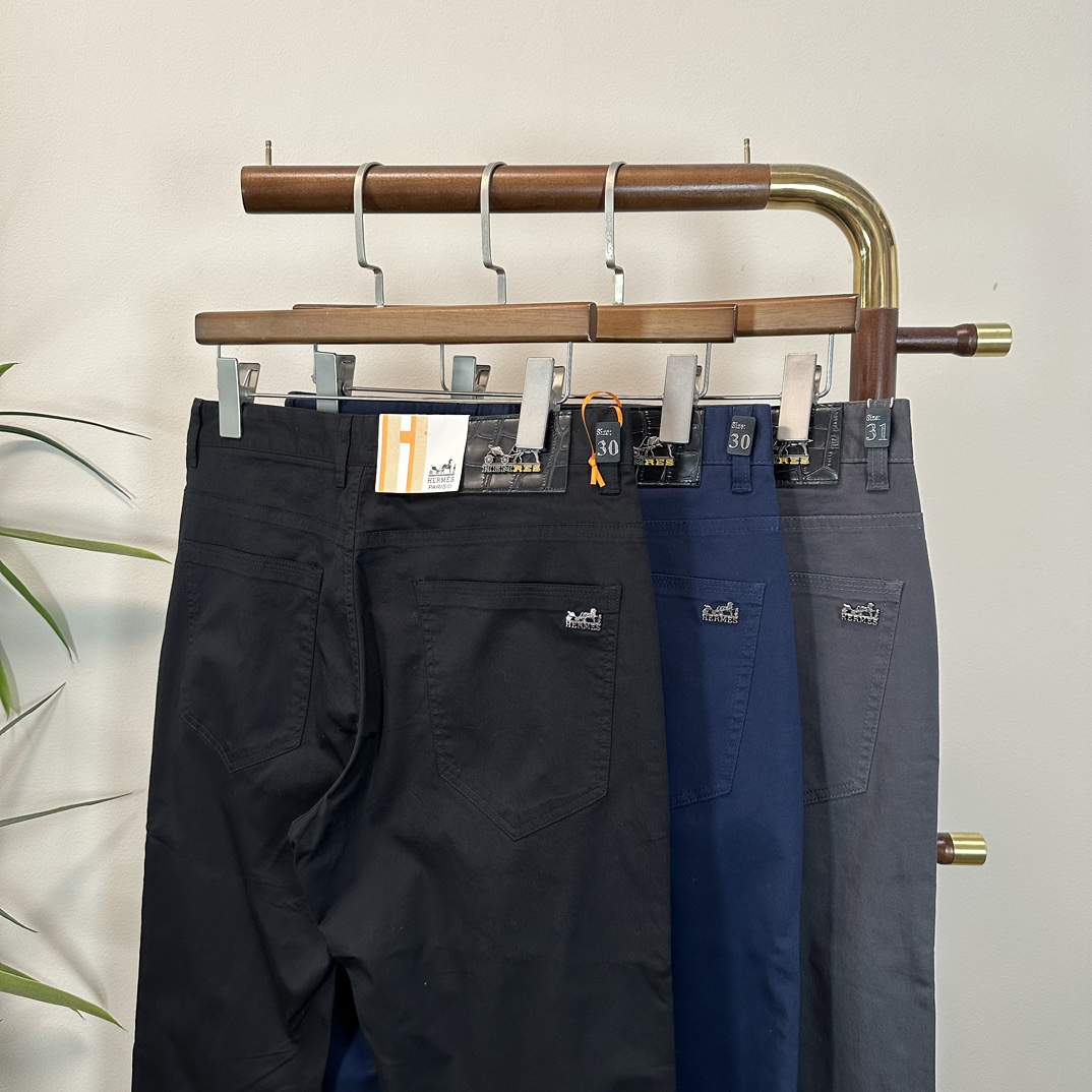NO:160117,Business casual pants Hermes 2025 new series of men's casual pants!  The brand style is unobstructed!  Minimalist design, without extravagant elements to win the lead, the details are finely made, the hardware accessories are customized, the thickness is just right, easy to control various weather, classic colors are very energetic, and various styles of dressing, casual business, daily life, and fashion trends can be controlled!  Overall, both in terms of grade and fashion are extremely outstanding, bringing extraordinary clothing taste!  Color black dark blue gray number 29-40, hermes,alexander wang19860909商务休闲裤 爱马仕 2025 新系列男士休闲裤！ 品牌格调一览无余！极简主义设计,没有多余浮夸的元素来宣兵夺主,细节做工精细,五金配件原版定制,厚薄程度也是恰到好处,轻松驾驭各种天气,经典颜色上身很显精气神,多种风格穿搭,休闲商务、日常生活、时尚潮流均可驾驭！整体不论是档次还是时尚感都是极为出色的,带来非凡的衣着品味！ 颜色黑色 深蓝色 灰色 码数29-40,,hermes,alexander wang,Men's clothing