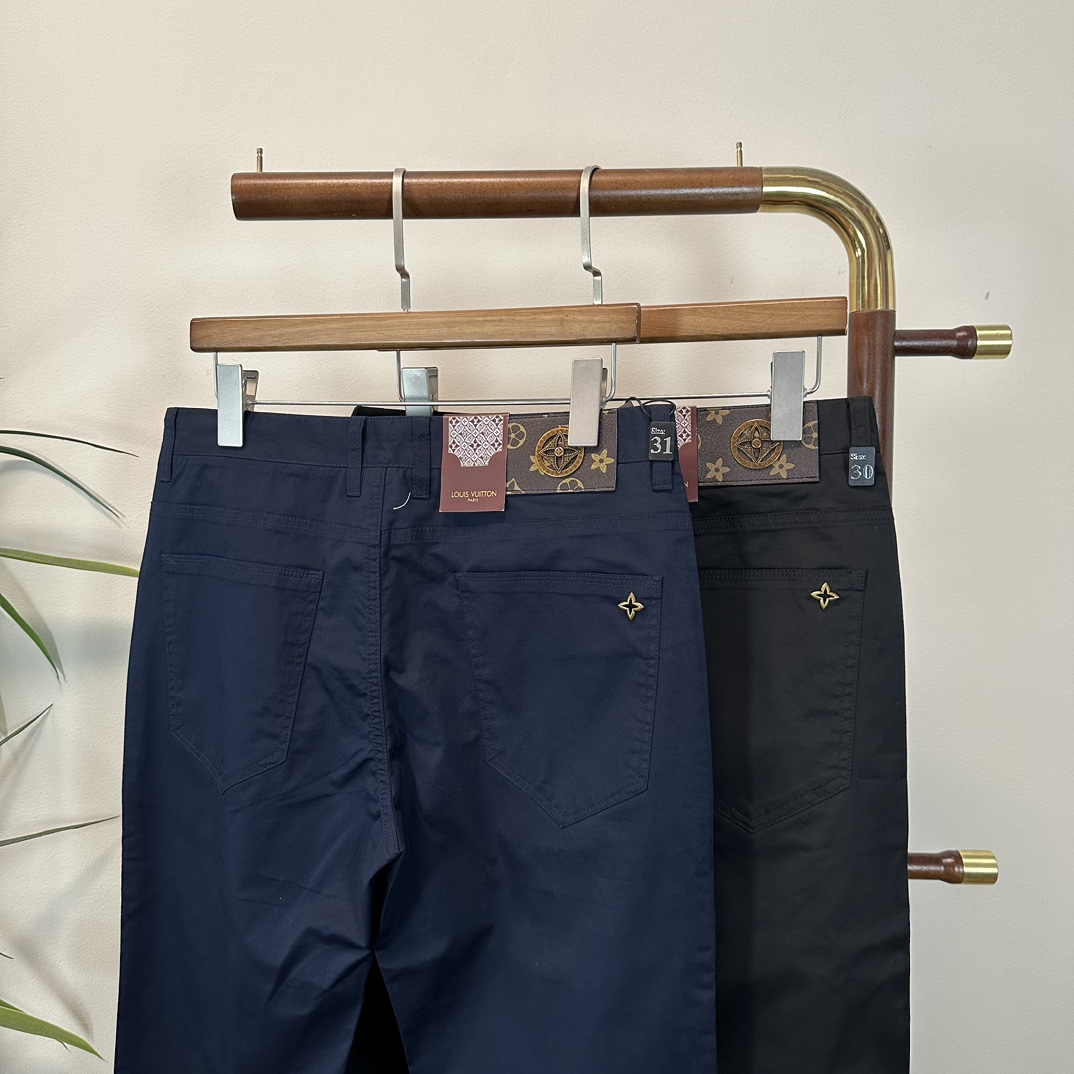 NO:160114,Business casual pants LV Louis Vuitton 2025 New series of men's casual pants!  The brand style is unobstructed!  Minimalist design, without extravagant elements to win the lead, the details are finely made, the hardware accessories are customized, the thickness is just right, easy to control various weather, classic colors are very energetic, and various styles of dressing, casual business, daily life, and fashion trends can be controlled!  Overall, both in terms of grade and fashion are extremely outstanding, bringing extraordinary clothing taste!  Color black dark blue code number 29-40, louis vuitton,louis vuitton,alexander wang19860909商务休闲裤 LV 路易威登 2025 新系列男士休闲裤！ 品牌格调一览无余！极简主义设计,没有多余浮夸的元素来宣兵夺主,细节做工精细,五金配件原版定制,厚薄程度也是恰到好处,轻松驾驭各种天气,经典颜色上身很显精气神,多种风格穿搭,休闲商务、日常生活、时尚潮流均可驾驭！整体不论是档次还是时尚感都是极为出色的,带来非凡的衣着品味！ 颜色黑色 深蓝色 码数29-40,,louis vuitton,louis vuitton,alexander wang,Men's clothing