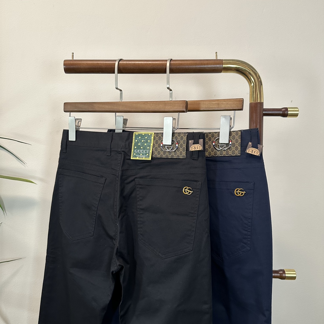 NO:162885,Business casual pants GU Gucci 2025 new series of men's casual pants!  The brand style is unobstructed!  Minimalist design, without extravagant elements to win the lead, the details are finely made, the hardware accessories are customized, the thickness is just right, easy to control various weather, classic colors are very energetic, and various styles of dressing, casual business, daily life, and fashion trends can be controlled!  Overall, both in terms of grade and fashion are extremely outstanding, bringing extraordinary clothing taste!  Color black dark blue code number 29-40, gucci,alexander wang19860909商务休闲裤 GU 古驰 2025 新系列男士休闲裤！ 品牌格调一览无余！极简主义设计,没有多余浮夸的元素来宣兵夺主,细节做工精细,五金配件原版定制,厚薄程度也是恰到好处,轻松驾驭各种天气,经典颜色上身很显精气神,多种风格穿搭,休闲商务、日常生活、时尚潮流均可驾驭！整体不论是档次还是时尚感都是极为出色的,带来非凡的衣着品味！ 颜色黑色 深蓝色 码数29-40,,gucci,alexander wang,Men's clothing