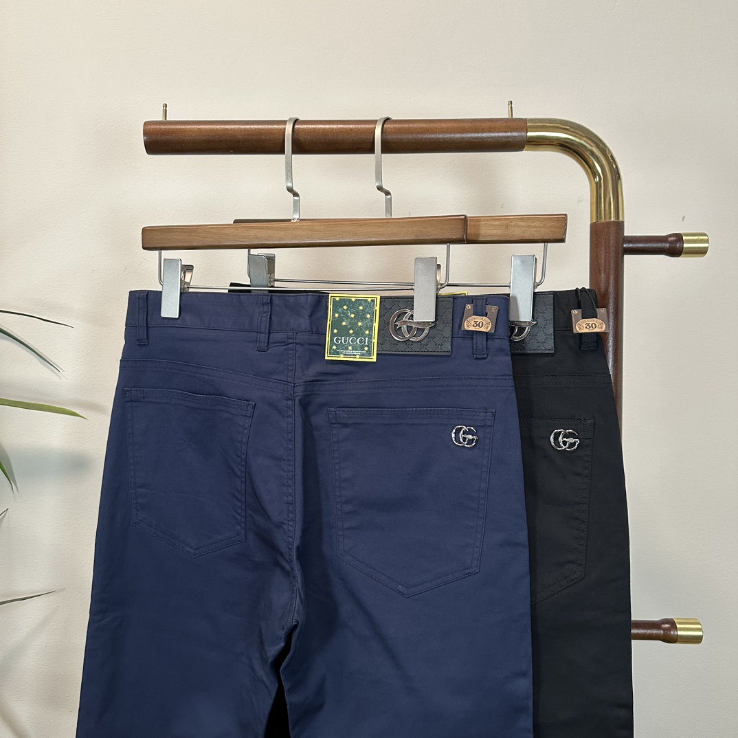 NO:160107,Business casual pants GU Gucci 2025 new series of men's casual pants!  The brand style is unobstructed!  Minimalist design, without extravagant elements to win the lead, the details are finely made, the hardware accessories are customized, the thickness is just right, easy to control various weather, classic colors are very energetic, and various styles of dressing, casual business, daily life, and fashion trends can be controlled!  Overall, both in terms of grade and fashion are extremely outstanding, bringing extraordinary clothing taste!  Color black dark blue code number 29-40, gucci,alexander wang19860909商务休闲裤 GU 古驰 2025 新系列男士休闲裤！ 品牌格调一览无余！极简主义设计,没有多余浮夸的元素来宣兵夺主,细节做工精细,五金配件原版定制,厚薄程度也是恰到好处,轻松驾驭各种天气,经典颜色上身很显精气神,多种风格穿搭,休闲商务、日常生活、时尚潮流均可驾驭！整体不论是档次还是时尚感都是极为出色的,带来非凡的衣着品味！ 颜色黑色 深蓝色 码数29-40,,gucci,alexander wang,Men's clothing