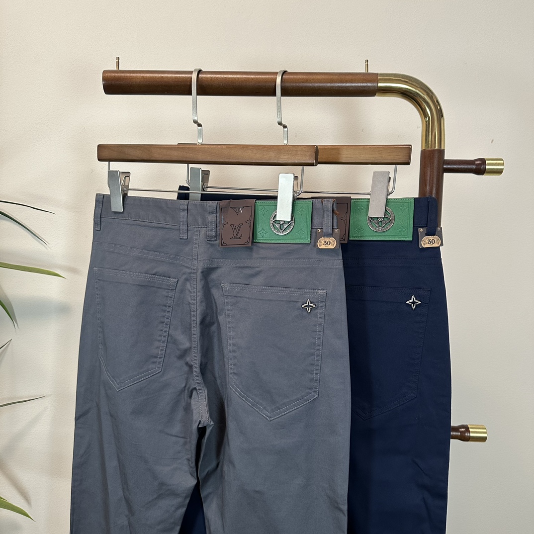 NO:160132,Business casual pants LV Louis Vuitton 2025 New series of men's casual pants!  The brand style is unobstructed!  Minimalist design, without extravagant elements to win the lead, the details are finely made, the hardware accessories are customized, the thickness is just right, easy to control various weather, classic colors are very energetic, and various styles of dressing, casual business, daily life, and fashion trends can be controlled!  Overall, both in terms of grade and fashion are extremely outstanding, bringing extraordinary clothing taste!  Color gray dark blue code number 29-40, louis vuitton,louis vuitton,alexander wang19860909商务休闲裤 LV 路易威登 2025 新系列男士休闲裤！ 品牌格调一览无余！极简主义设计,没有多余浮夸的元素来宣兵夺主,细节做工精细,五金配件原版定制,厚薄程度也是恰到好处,轻松驾驭各种天气,经典颜色上身很显精气神,多种风格穿搭,休闲商务、日常生活、时尚潮流均可驾驭！整体不论是档次还是时尚感都是极为出色的,带来非凡的衣着品味！ 颜色灰色 深蓝色 码数29-40,,louis vuitton,louis vuitton,alexander wang,Men's clothing