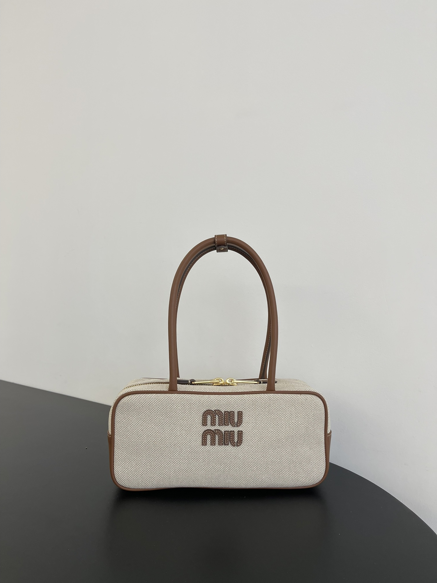 P630 Bolso de lona 𝗠𝗶𝘂𝗠𝗶𝘂 clásico, lona con cuero de becerro, suave y duradero, más ligero y versátil que el de c…