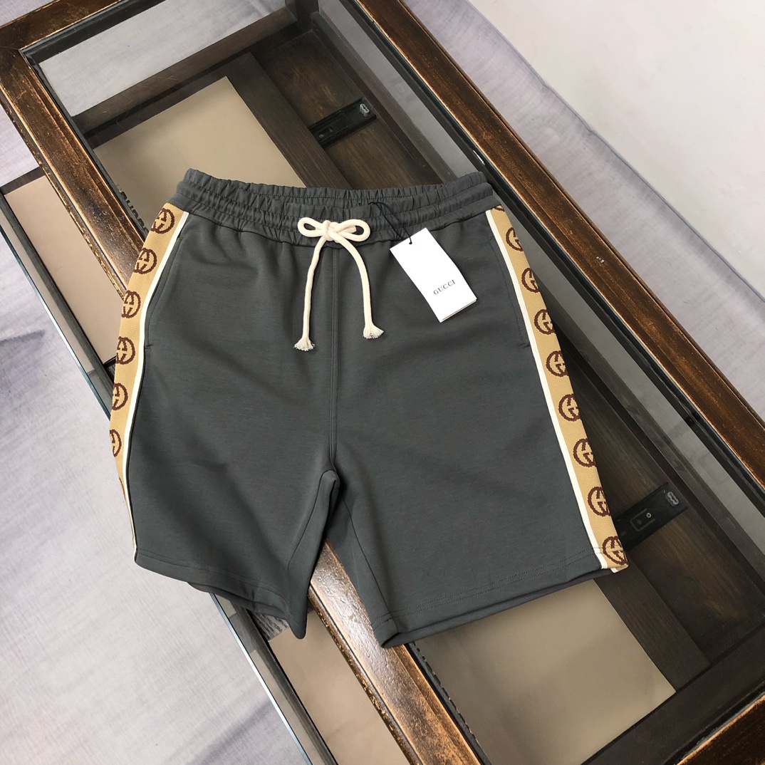 P100 C✨GUCCI 古驰 2025年大师级设计经典标志性的logo短裤！裤边双G提花织带拼接！！原版复刻，客供定制面料，上身效果丝滑柔软，亲肤吸汗！精致清晰 高端大气！ 内里包边包条，内里腰间全部封边设计的吸汗条，做工十分讲究，做工…