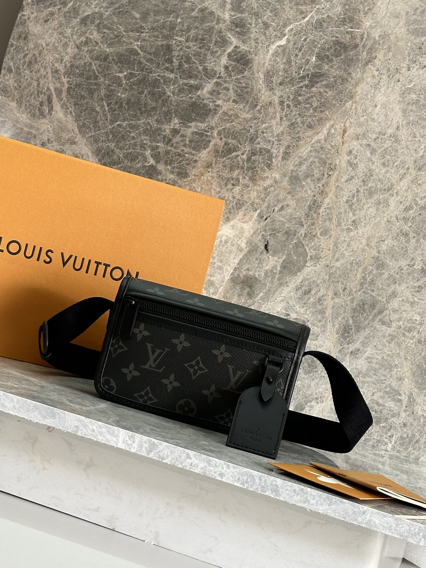 NO:388739,P M12599 top-level original single black flower men's free shipping bag series bosphore mini handbags name from the brand era retro bosphore series, with simple lines and compact configuration, and then use the detachable brand to show the classic meaning. Adjustable fabric shoulder straps cross the organ ring ring, and build craftsmanship and details with the zipper front pocket. Size 19 × 12 × 7 cm, LV [top original single], louis vuitton19860909P M12599顶级原单黑花 男包邮差包系列 bosphore迷你手袋 得名于品牌年代的复古bosphore系列,以简洁线条和紧凑构型成就舒适背携,再借可拆卸名牌展露经典意味.可调节织物肩带横穿风琴圈环,与拉链前袋共筑工致细节.尺寸19 × 12 × 7 cm,LV【顶级原单】,louis vuitton,Bag