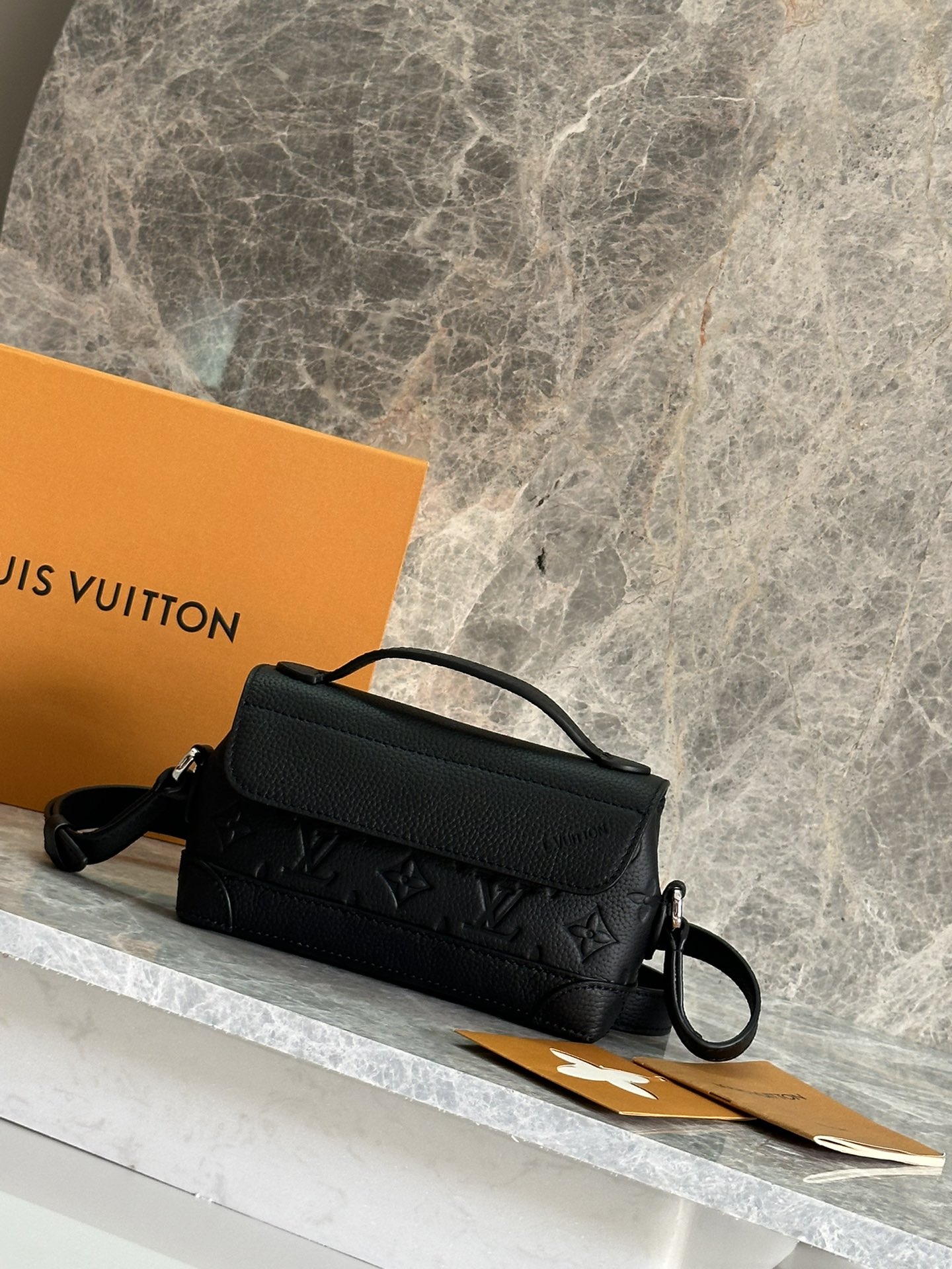 NO:388752,P Top original list M13888 black full-leather embossed men's bag Mini postman bag Steamer East West mini handbag This Steamer East West mini handbag is interpreted with Monogram embossed Taurillon cowhide leather, highlighting the classic design of the Steamer series. The flip cover opening and closing, unique reinforcement corners and top handle are constructed in detail. Paired with adjustable shoulder straps, crossbody handbag can be switched at will. Size 20 × 11 × 5 cm., LV [top original list], louis vuitton, cowhide19860909P 顶级原单 M13888黑色 全皮压花男包迷你邮差包 Steamer East West迷你手袋 本款Steamer East West迷你手袋以Monogram压纹Taurillon牛皮革演绎横向构型,彰显Steamer系列的经典设计.翻盖开合、别致加固包角和顶部手柄构筑考究细节.搭配可调节肩带,实现斜挎手提随心切换.尺寸20 × 11 × 5 cm.,LV【顶级原单】,louis vuitton,cowhide,Bag