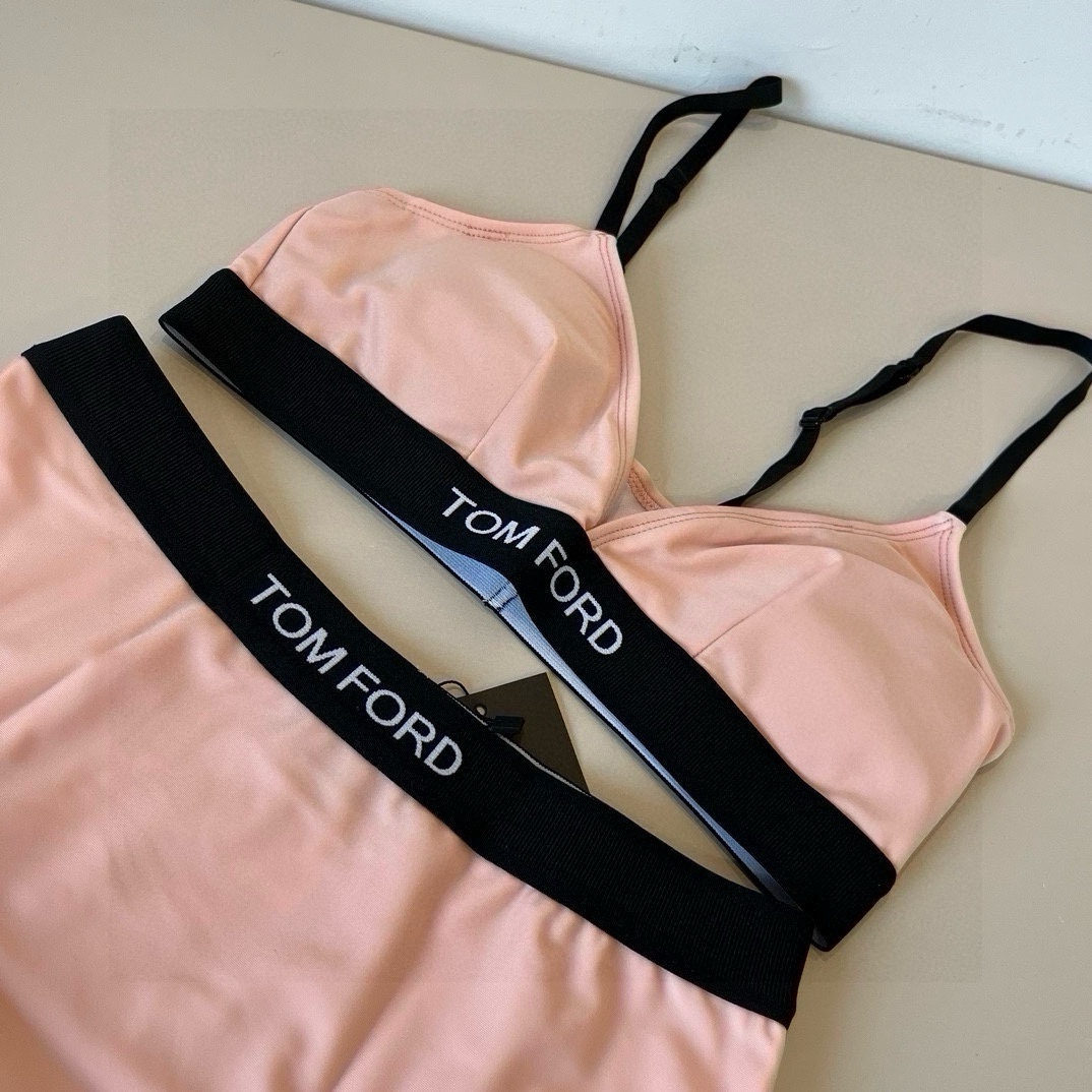 。
TOMFORD新款比基尼中古套装  吊带背心 三角打底裤分体泳衣 S M L X L