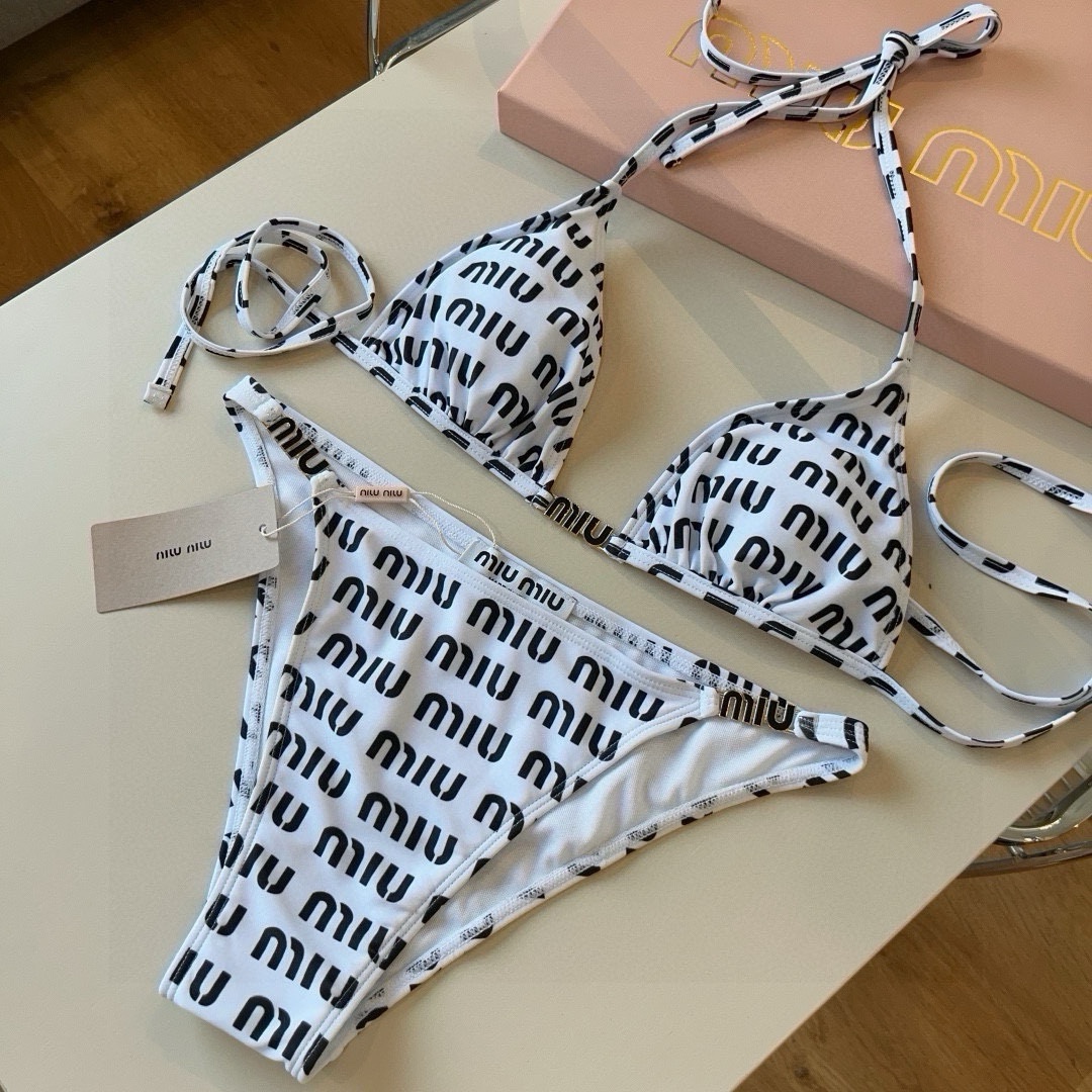 。
miumiu缪缪新款分体泳衣😍🥰适合多种场景的游泳衣🏊‍♀️海边 游泳池 温泉 水上乐园 漂流都可以