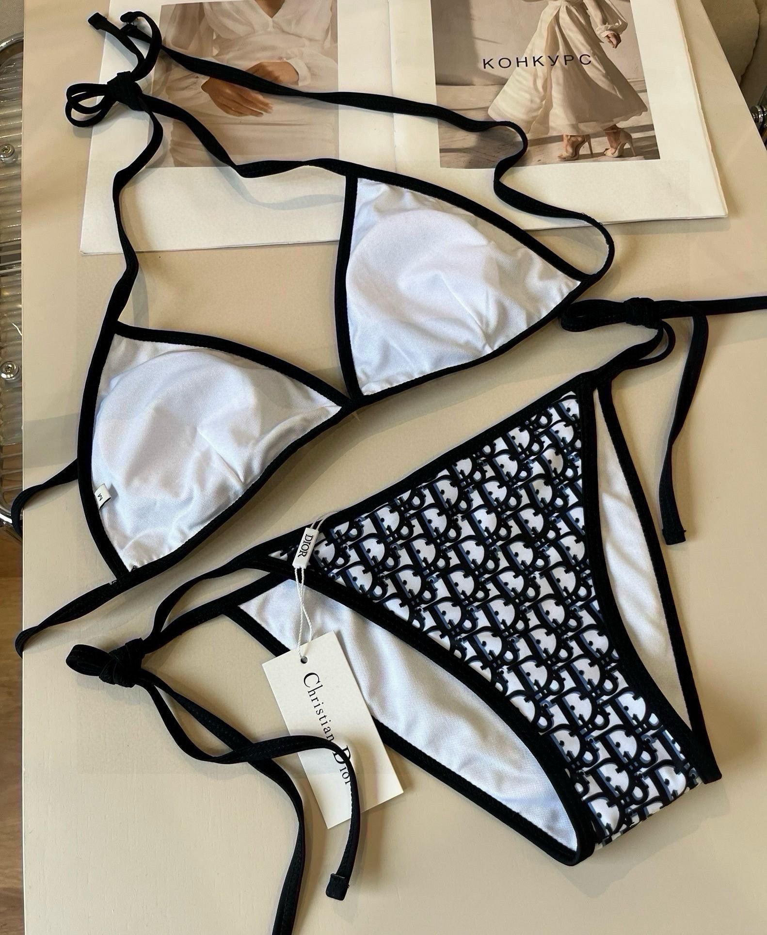 。
Dior迪奥 经典比基尼👙❤️😍🥰适合多种场景的游泳衣🏊‍♀️海边 游泳池 温泉 水上乐园 漂流都可