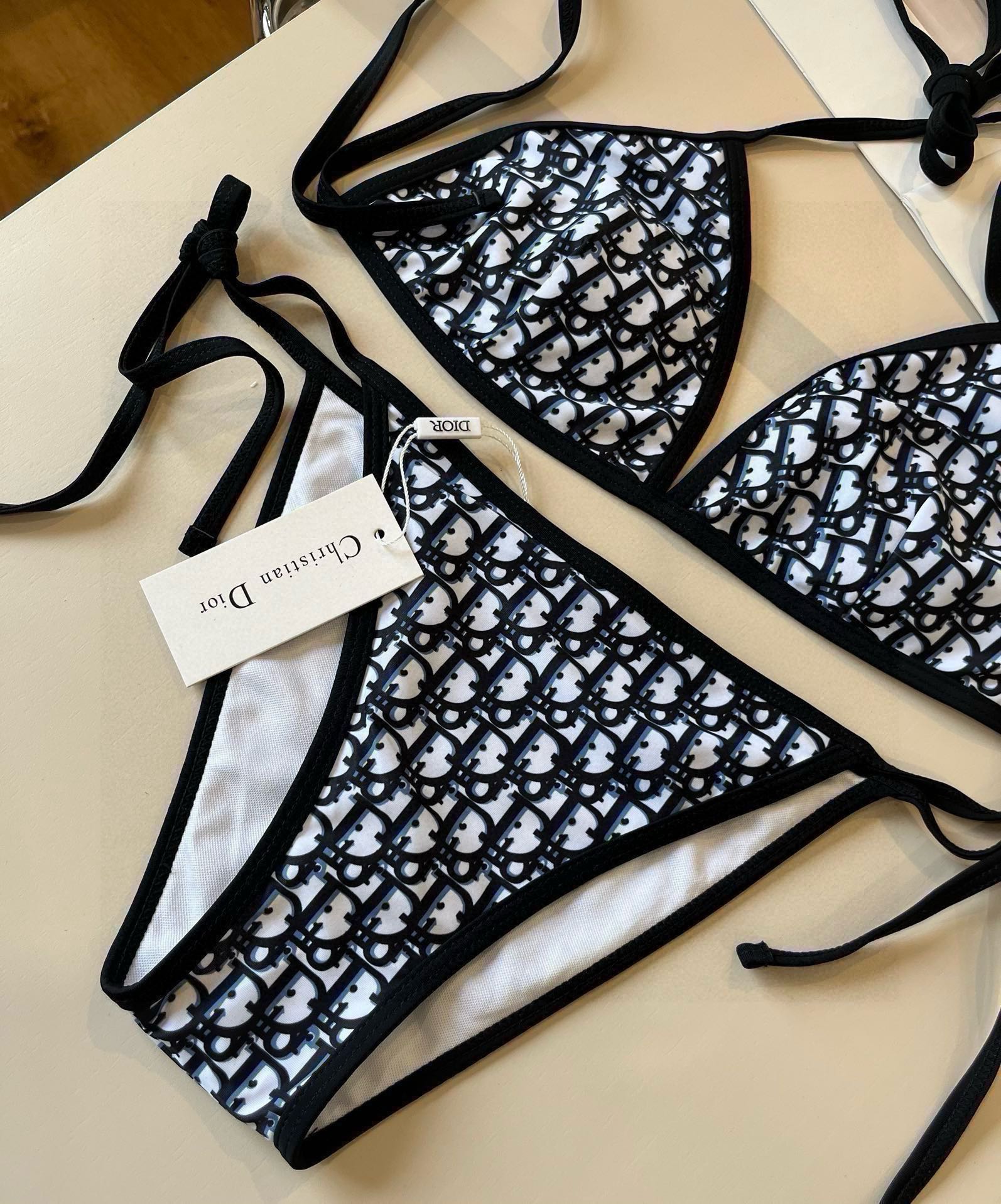 。
Dior迪奥 经典比基尼👙❤️😍🥰适合多种场景的游泳衣🏊‍♀️海边 游泳池 温泉 水上乐园 漂流都可