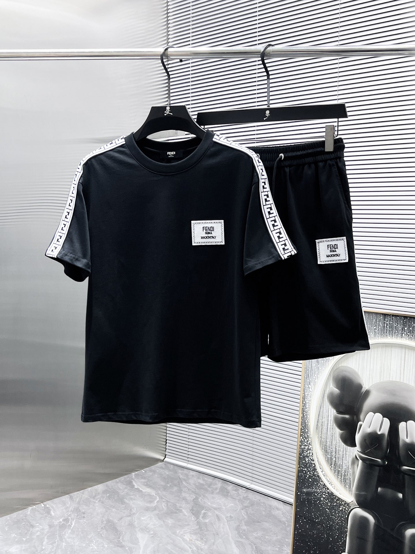 NO:431807,Fendi Fendi 2025ss summer new style casual short sleeve shorts suit, high-end version!  Customized fabrics for counters are breathable and comfortable, with impeccable details, and the brand element design concept reflects high quality. The feel is delicate and soft!  It is casually cut, with a great upper body style!  Code number M-3XL, fendi, fendi, shorts, T-shirt, alexander wang19860909芬迪 fendi 2025ss夏季新款 休闲 短袖 短裤 套装,高端版本！专柜定制面料 透气舒适度高,细节无可挑剔,品牌元素设计理念,体现高品质.手感细腻柔软！呈现休闲裁剪,上身版型超赞！码数M-3XL,,fendi,fendi,shorts,T-shirt,alexander wang,Men's clothing