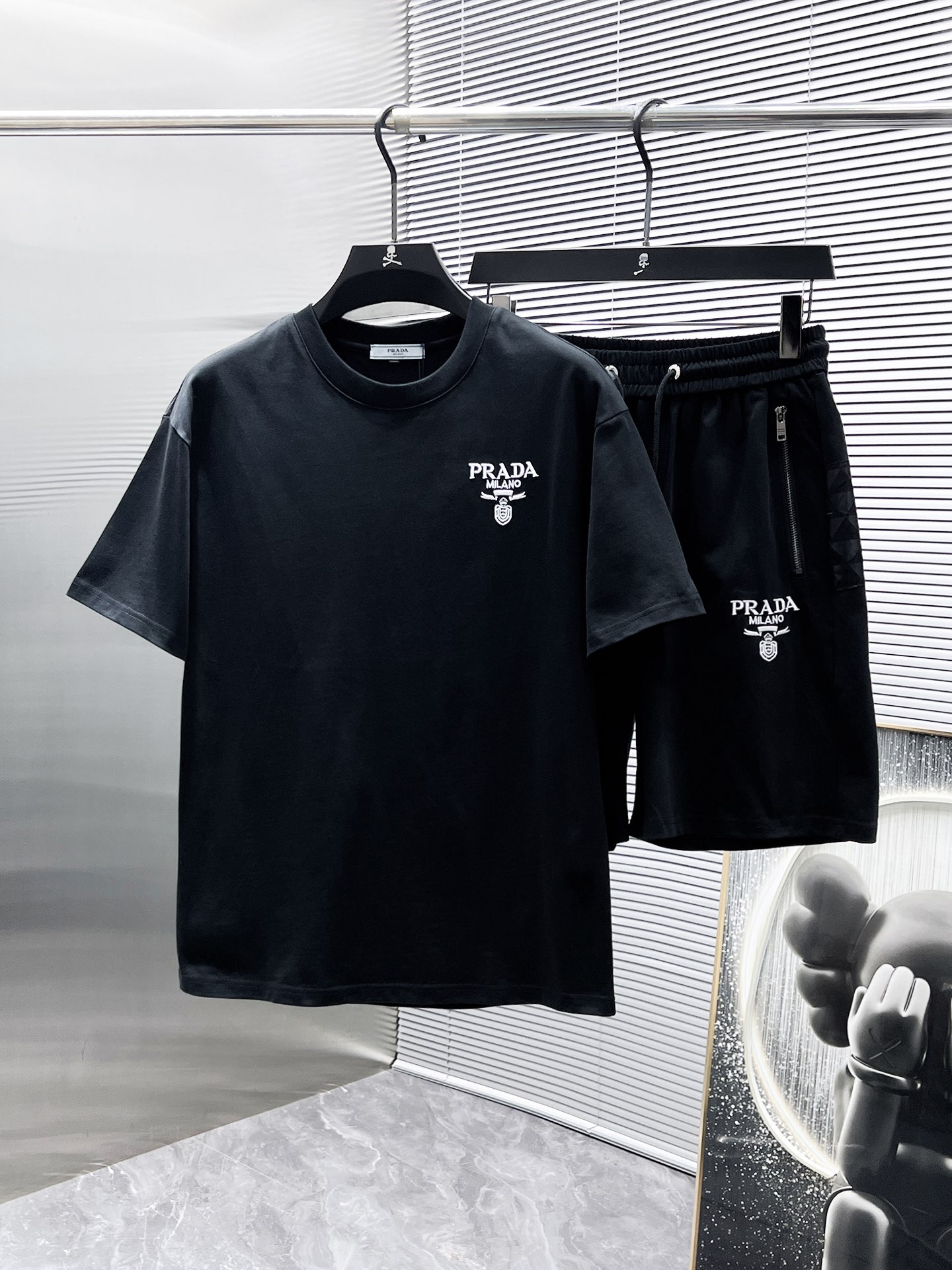 NO:431812,Prada Prada 2025ss Summer New Style Casual Short Sleeve Shorts Set, High-end Version!  Customized fabrics for counters are breathable and comfortable, with impeccable details, and the brand element design concept reflects high quality. The feel is delicate and soft!  It is casually cut, with a great upper body style!  Code number M-3XL, prada, prada, shorts, T-shirt, alexander wang19860909普拉达 Prada 2025ss夏季新款 休闲 短袖 短裤 套装,高端版本！专柜定制面料 透气舒适度高,细节无可挑剔,品牌元素设计理念,体现高品质.手感细腻柔软！呈现休闲裁剪,上身版型超赞！码数M-3XL,,prada,prada,shorts,T-shirt,alexander wang,Men's clothing