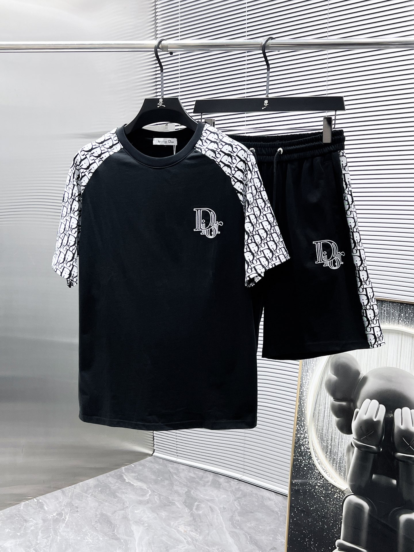 Elegante Conjunto Dior de Verano: Camiseta y Pantalón Corto con Diseño Icónico