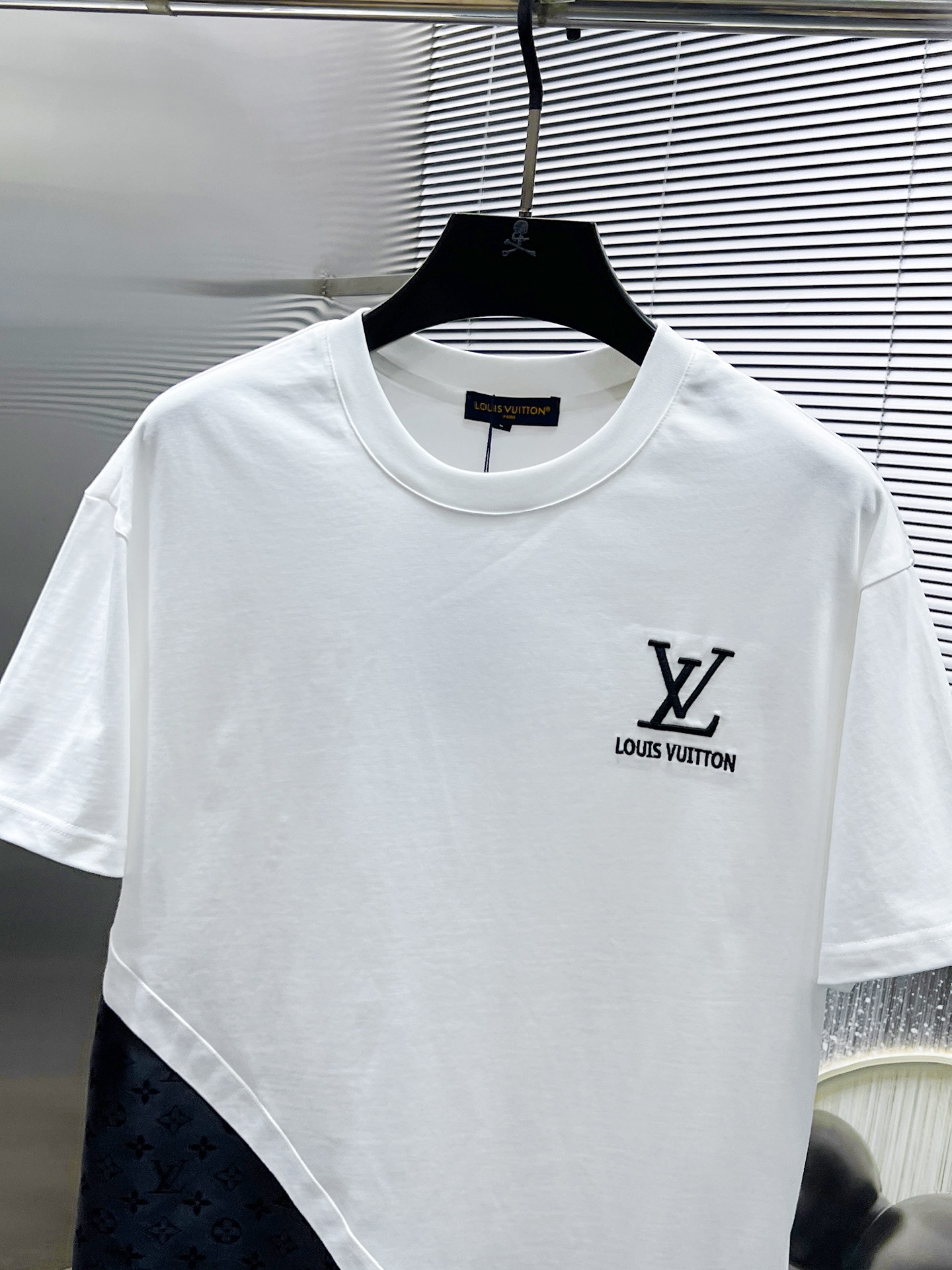 P260  路易威登  LV  2025ss夏季新款 休闲 短袖 短裤 套装，高端版本！专柜定制面料 透气舒适度高，细节无可挑剔，品牌元素设计理念，体现高品质。手感细腻柔软！呈现休闲裁剪，上身版型超赞！🐯码数：M-3XL