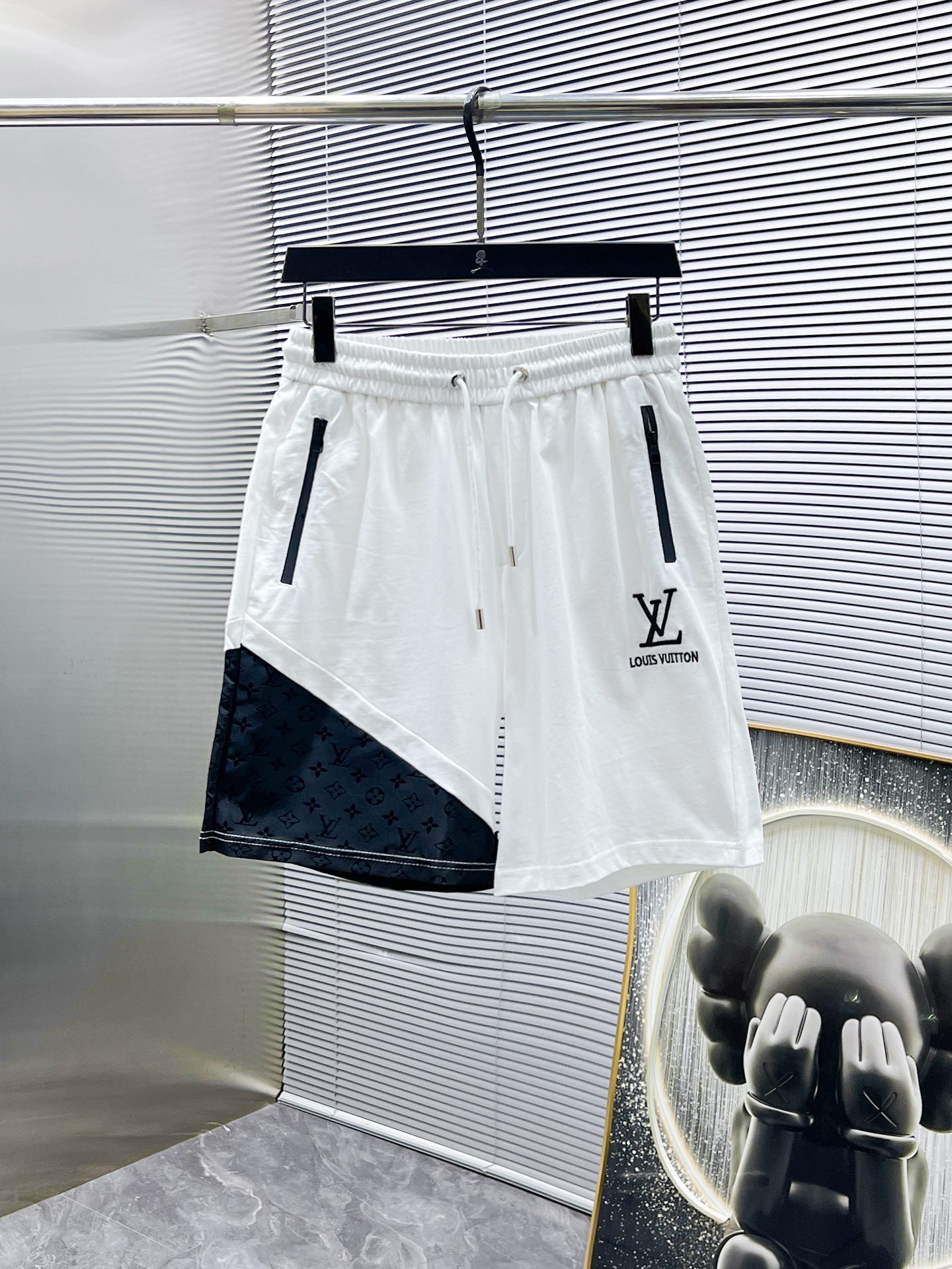 P260  路易威登  LV  2025ss夏季新款 休闲 短袖 短裤 套装，高端版本！专柜定制面料 透气舒适度高，细节无可挑剔，品牌元素设计理念，体现高品质。手感细腻柔软！呈现休闲裁剪，上身版型超赞！🐯码数：M-3XL