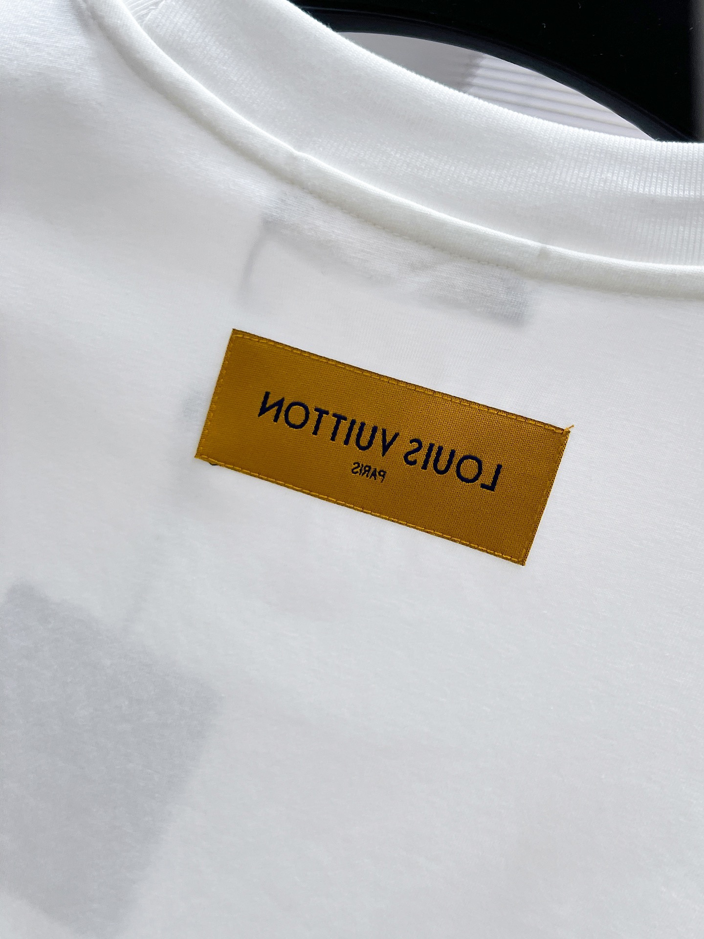 P180  路易威登  LV  2025ss新款 半袖 体恤 短袖 圆领T恤，高端版本！专柜定制面料 透气舒适度高，细节无可挑剔，品牌元素设计理念，体现高品质。手感细腻柔软！呈现休闲裁剪，上身版型超赞！🐯码数：48-56