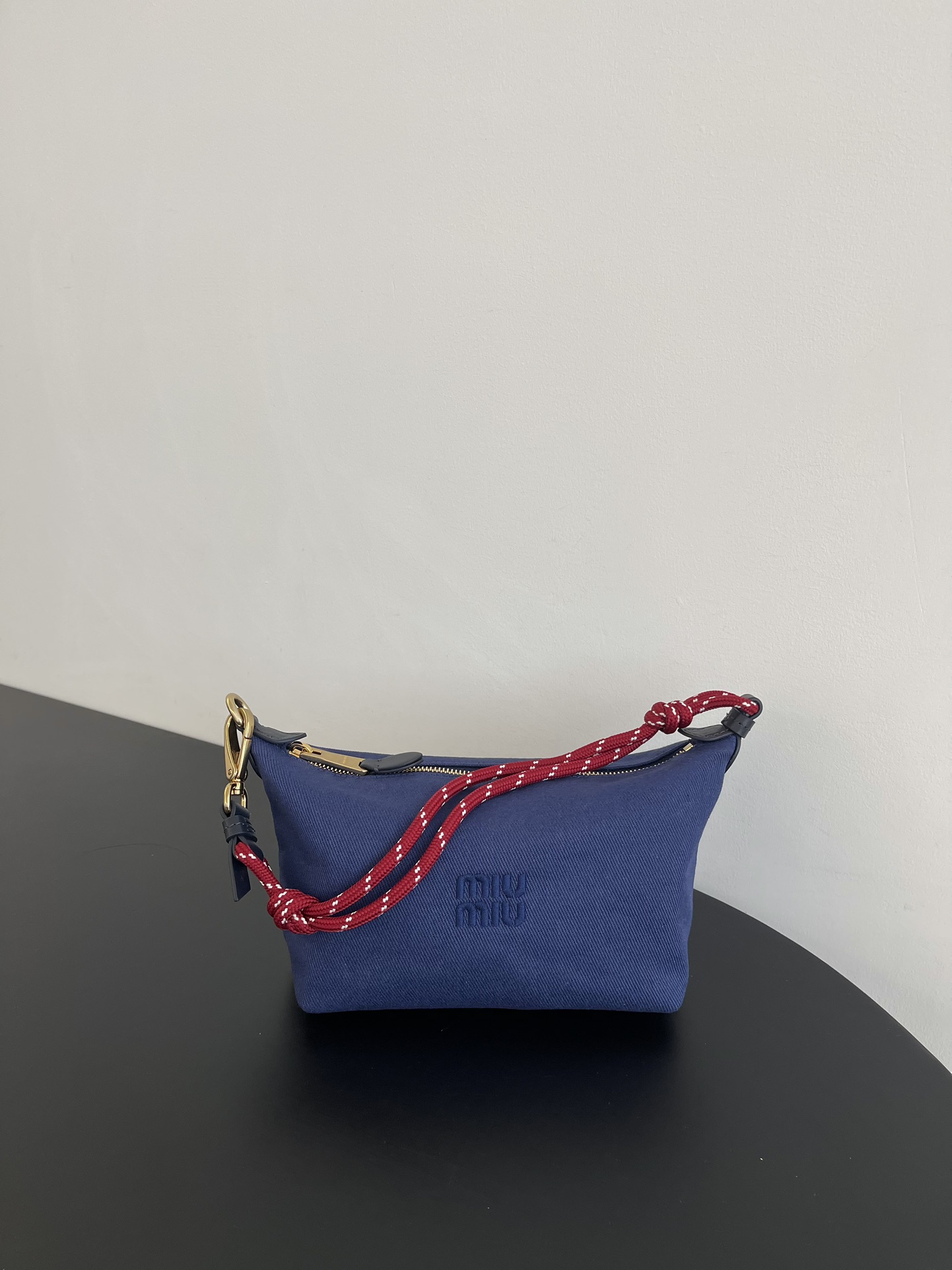 P370 🈶azul, la lonchera de la serie de lona de Miu Miu está aquí, tela gabardina y bordado del mismo tono, elegante y …