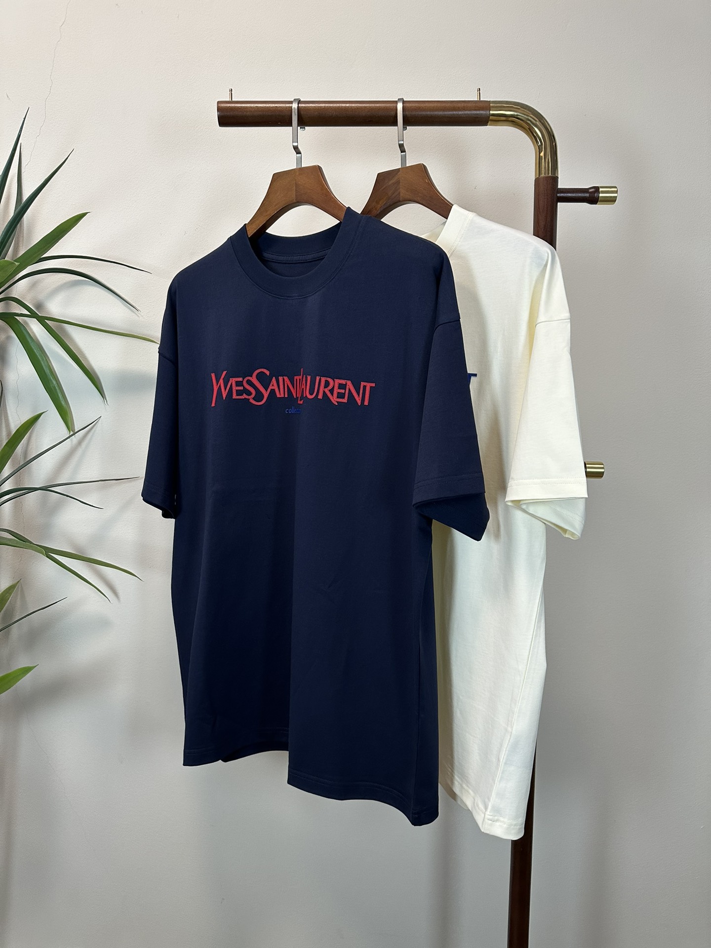 NO:160129,Saint Laurent 2025 new round neck short-sleeved T-shirt high-end version!  Customized fabrics for counters are breathable and comfortable, with impeccable details, and the brand element design concept reflects high quality. The feel is delicate and soft!  It is casually cut, with a great upper body style!  Code number M-3XL, saint laurent, T-shirt,tees, t-shirt,alexander wang19860909圣罗兰 2025新款 圆领 短袖 T恤 高端版本！专柜定制面料 透气舒适度高,细节无可挑剔,品牌元素设计理念,体现高品质.手感细腻柔软！呈现休闲裁剪,上身版型超赞！ 码数M-3XL,,saint laurent,T-shirt,tees，t-shirt,alexander wang,Men's clothing