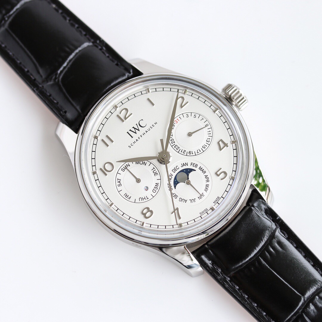 NO:586495,The new product of the TW factory has made its grand debut - the latest IWC Portuguese series lW344203 watch, which integrates time, date, day of the week, true moon phase and month, and perfectly replicates all functions of the genuine product. As the saying goes, it has excellent functions and is a late bloomer. Please appreciate and support all watch friends. [Case] The size of the watch is 42.mm, the thickness is moderate, and the case is made with top-level CNC technology.  Polished, the lines are clear and smooth, and the effect maintains a high-end level. The front and rear sapphire mirrors, and the transparency of the front glass coating reaches the extreme. [Movement] adopts a fully automatic Seiko movement imported from Japan and is modified into a genuine Cal.82650 movement. The structure is 99% consistent with the Cal.82650 movement. The debugging method and feel are 100% synchronized. [Dial]  The new watch layout consists of 3 small dials, which is visually more compact and improves readability - 3 o'clock is a clear and easy-to-read calendar disk, 6 o'clock integrates the month disk and moon phase display, the moon phase is accurate, the moon phase disk moves around once a month, and the functions are synchronized with the original. The TW factory spares no cost to restore the authentic style, giving everyone the invincible experience closest to the original. [Strap Buckle] Italian calfskin with IWC original grade folding buckle and pin buckle, iwc, cowhide19860909TW工厂新品隆重登场——最新款万国葡萄牙系列lW344203腕表,集时间、日期、星期、真月相和月份于一身,完美复刻正品一切功能,正所谓功能卓越,大器晚成,有请各路表友品鉴支持.【表壳】腕表尺寸42.mm厚度适中,表壳采用CNC顶级工艺打磨,线条清晰流畅,效果保持了高级水准.前后蓝宝石镜面,且前侧玻璃镀膜通透度达到极致,【机芯】采用日本进口全自动精工机芯改装成正品Cal.82650机芯,实现结构与Cal.82650机芯能有99的吻合度,调试方法和手感百分百同步.【表盘】 新表布局由3个小表盘组成,视觉上更为紧凑,也提升了阅读性——3点为清晰易读的日历盘,6点整合月份盘和月相显示,月相精准,月相盘为一个月走一圈,功能同步正品,TW工厂不惜成本还原正品风貌,给大家带来最接近正品的无敌体验.【表带扣】意大利小牛皮搭配IWC原装级别折叠扣和针扣,,iwc,cowhide,Watch