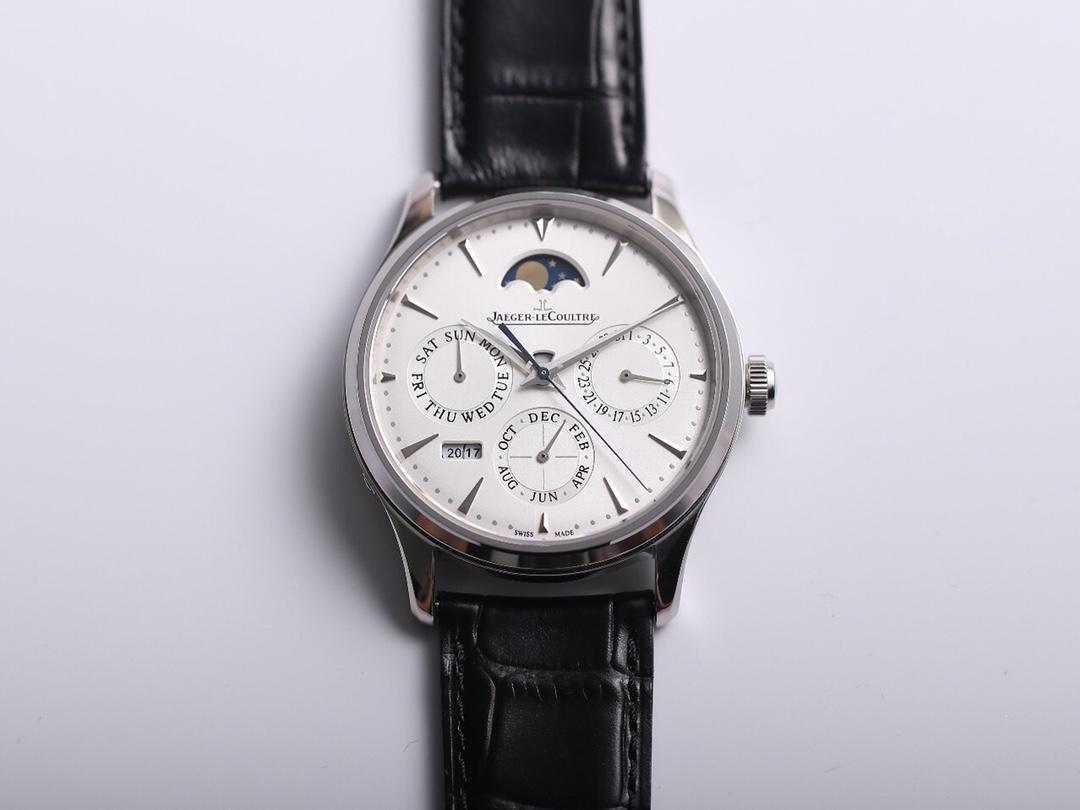 复刻界的又一历史时刻，名表三大复杂功能之一的“万年历”研发成功！V9积家大师万年历自动机械表（官方型号：白面130842J，黑面1308470，金面1302520，灰面130354J），影片《奇异博士》中史蒂芬．史传奇（Stephen Strange）同款腕表。V9工厂在不改变原装39mm直径的情况下实现了原装868机芯所有的功能。 功能如下： 1、万年历——8点位置万年历年份正常运行（2017-2024，2024年可免费返厂更换年份模块），和原装一样可通过表壳隐藏按钮调整，且优于原装可逆调（原装的年份是不可逆的，调过了就要自费维修）； 2、日月星（年历）——日期（3点位）、月份（6点位）、星期（9点位）均正常传动运行，且可以手动调整（日期通过拔出第二档双向调整、月份通过8点位隐藏按钮调整、星期可通过调整指针带动）； 3、警示窗——位于表盘中央的针轴上方的一个扇形窗口，显示为白色时可手动调整年份，显示为蓝色时为禁区时间段，这个区域最好不要调年份，以免破坏机芯的寿命，原装也是如此； 4、月相盘——12点位置月相窗24小时运行一周； 5、时分秒——同常规手表运行和调整。 购买理由： 1、功能齐全：含万年历、年历等所有功能齐全，档次高、可玩性高、观赏性极强，机芯紧缺不可多得； 2、字面极像：字面就是脸面，得益于原装开模的好处，产品98%接近原装字面的字盘、字体分布和表盘成色，不看机芯是很难分辨的； 3、尺寸实用：39mm的直径可以商务亦可休闲，正装休闲装都百搭； 4、太妃指针：太妃剑型指针是积家品牌的标志指针（一半喷砂一半抛光），非小厂货的普通指针； 5、公价不高：原装在售基本是钢款，折后10W左右（二手8W左右），目前一线品牌复杂功能款中性价比最高的一款，没有之一，多数人可驾驭。 （温馨提示：全历/年历不等于万年历，全历/年历只有“日星月”显示，而万年历可以直接显示年份）。 BUG： 1、厚度：原装为9.2mm，V9出品为11.5mm，比原装略厚一点，肉眼不易察觉，不影响上手效果； 2、机芯结构：机芯结构有差距，基础机芯的不同所致，有利有弊：弊在机芯相似度不高，利在优于原装的年份调整（V9可循环调整，原装不可逆）； 3、月相：原装月相运动一周是30天，V9是24小时，附加功能不影响外观和使用。 无水印视频评测链接：https://v.qq.com/txp/iframe/player.html?vid=k3020qfwcad