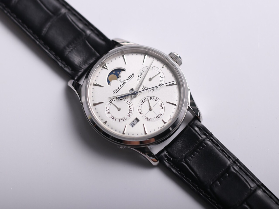 复刻界的又一历史时刻，名表三大复杂功能之一的“万年历”研发成功！V9积家大师万年历自动机械表（官方型号：白面130842J，黑面1308470，金面1302520，灰面130354J），影片《奇异博士》中史蒂芬．史传奇（Stephen Strange）同款腕表。V9工厂在不改变原装39mm直径的情况下实现了原装868机芯所有的功能。 功能如下： 1、万年历——8点位置万年历年份正常运行（2017-2024，2024年可免费返厂更换年份模块），和原装一样可通过表壳隐藏按钮调整，且优于原装可逆调（原装的年份是不可逆的，调过了就要自费维修）； 2、日月星（年历）——日期（3点位）、月份（6点位）、星期（9点位）均正常传动运行，且可以手动调整（日期通过拔出第二档双向调整、月份通过8点位隐藏按钮调整、星期可通过调整指针带动）； 3、警示窗——位于表盘中央的针轴上方的一个扇形窗口，显示为白色时可手动调整年份，显示为蓝色时为禁区时间段，这个区域最好不要调年份，以免破坏机芯的寿命，原装也是如此； 4、月相盘——12点位置月相窗24小时运行一周； 5、时分秒——同常规手表运行和调整。 购买理由： 1、功能齐全：含万年历、年历等所有功能齐全，档次高、可玩性高、观赏性极强，机芯紧缺不可多得； 2、字面极像：字面就是脸面，得益于原装开模的好处，产品98%接近原装字面的字盘、字体分布和表盘成色，不看机芯是很难分辨的； 3、尺寸实用：39mm的直径可以商务亦可休闲，正装休闲装都百搭； 4、太妃指针：太妃剑型指针是积家品牌的标志指针（一半喷砂一半抛光），非小厂货的普通指针； 5、公价不高：原装在售基本是钢款，折后10W左右（二手8W左右），目前一线品牌复杂功能款中性价比最高的一款，没有之一，多数人可驾驭。 （温馨提示：全历/年历不等于万年历，全历/年历只有“日星月”显示，而万年历可以直接显示年份）。 BUG： 1、厚度：原装为9.2mm，V9出品为11.5mm，比原装略厚一点，肉眼不易察觉，不影响上手效果； 2、机芯结构：机芯结构有差距，基础机芯的不同所致，有利有弊：弊在机芯相似度不高，利在优于原装的年份调整（V9可循环调整，原装不可逆）； 3、月相：原装月相运动一周是30天，V9是24小时，附加功能不影响外观和使用。 无水印视频评测链接：https://v.qq.com/txp/iframe/player.html?vid=k3020qfwcad