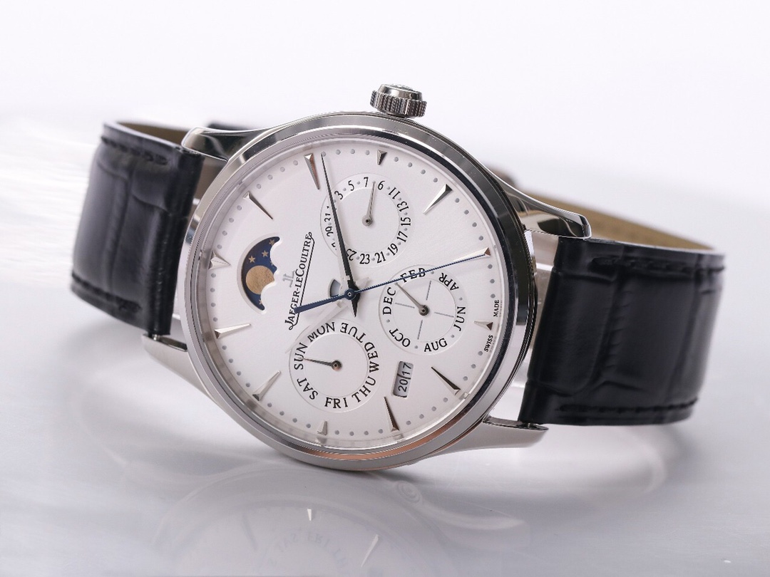 复刻界的又一历史时刻，名表三大复杂功能之一的“万年历”研发成功！V9积家大师万年历自动机械表（官方型号：白面130842J，黑面1308470，金面1302520，灰面130354J），影片《奇异博士》中史蒂芬．史传奇（Stephen Strange）同款腕表。V9工厂在不改变原装39mm直径的情况下实现了原装868机芯所有的功能。 功能如下： 1、万年历——8点位置万年历年份正常运行（2017-2024，2024年可免费返厂更换年份模块），和原装一样可通过表壳隐藏按钮调整，且优于原装可逆调（原装的年份是不可逆的，调过了就要自费维修）； 2、日月星（年历）——日期（3点位）、月份（6点位）、星期（9点位）均正常传动运行，且可以手动调整（日期通过拔出第二档双向调整、月份通过8点位隐藏按钮调整、星期可通过调整指针带动）； 3、警示窗——位于表盘中央的针轴上方的一个扇形窗口，显示为白色时可手动调整年份，显示为蓝色时为禁区时间段，这个区域最好不要调年份，以免破坏机芯的寿命，原装也是如此； 4、月相盘——12点位置月相窗24小时运行一周； 5、时分秒——同常规手表运行和调整。 购买理由： 1、功能齐全：含万年历、年历等所有功能齐全，档次高、可玩性高、观赏性极强，机芯紧缺不可多得； 2、字面极像：字面就是脸面，得益于原装开模的好处，产品98%接近原装字面的字盘、字体分布和表盘成色，不看机芯是很难分辨的； 3、尺寸实用：39mm的直径可以商务亦可休闲，正装休闲装都百搭； 4、太妃指针：太妃剑型指针是积家品牌的标志指针（一半喷砂一半抛光），非小厂货的普通指针； 5、公价不高：原装在售基本是钢款，折后10W左右（二手8W左右），目前一线品牌复杂功能款中性价比最高的一款，没有之一，多数人可驾驭。 （温馨提示：全历/年历不等于万年历，全历/年历只有“日星月”显示，而万年历可以直接显示年份）。 BUG： 1、厚度：原装为9.2mm，V9出品为11.5mm，比原装略厚一点，肉眼不易察觉，不影响上手效果； 2、机芯结构：机芯结构有差距，基础机芯的不同所致，有利有弊：弊在机芯相似度不高，利在优于原装的年份调整（V9可循环调整，原装不可逆）； 3、月相：原装月相运动一周是30天，V9是24小时，附加功能不影响外观和使用。 无水印视频评测链接：https://v.qq.com/txp/iframe/player.html?vid=k3020qfwcad