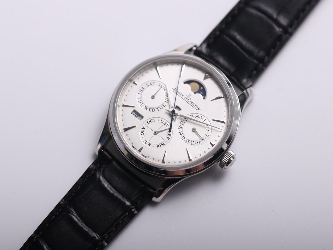 复刻界的又一历史时刻，名表三大复杂功能之一的“万年历”研发成功！V9积家大师万年历自动机械表（官方型号：白面130842J，黑面1308470，金面1302520，灰面130354J），影片《奇异博士》中史蒂芬．史传奇（Stephen Strange）同款腕表。V9工厂在不改变原装39mm直径的情况下实现了原装868机芯所有的功能。 功能如下： 1、万年历——8点位置万年历年份正常运行（2017-2024，2024年可免费返厂更换年份模块），和原装一样可通过表壳隐藏按钮调整，且优于原装可逆调（原装的年份是不可逆的，调过了就要自费维修）； 2、日月星（年历）——日期（3点位）、月份（6点位）、星期（9点位）均正常传动运行，且可以手动调整（日期通过拔出第二档双向调整、月份通过8点位隐藏按钮调整、星期可通过调整指针带动）； 3、警示窗——位于表盘中央的针轴上方的一个扇形窗口，显示为白色时可手动调整年份，显示为蓝色时为禁区时间段，这个区域最好不要调年份，以免破坏机芯的寿命，原装也是如此； 4、月相盘——12点位置月相窗24小时运行一周； 5、时分秒——同常规手表运行和调整。 购买理由： 1、功能齐全：含万年历、年历等所有功能齐全，档次高、可玩性高、观赏性极强，机芯紧缺不可多得； 2、字面极像：字面就是脸面，得益于原装开模的好处，产品98%接近原装字面的字盘、字体分布和表盘成色，不看机芯是很难分辨的； 3、尺寸实用：39mm的直径可以商务亦可休闲，正装休闲装都百搭； 4、太妃指针：太妃剑型指针是积家品牌的标志指针（一半喷砂一半抛光），非小厂货的普通指针； 5、公价不高：原装在售基本是钢款，折后10W左右（二手8W左右），目前一线品牌复杂功能款中性价比最高的一款，没有之一，多数人可驾驭。 （温馨提示：全历/年历不等于万年历，全历/年历只有“日星月”显示，而万年历可以直接显示年份）。 BUG： 1、厚度：原装为9.2mm，V9出品为11.5mm，比原装略厚一点，肉眼不易察觉，不影响上手效果； 2、机芯结构：机芯结构有差距，基础机芯的不同所致，有利有弊：弊在机芯相似度不高，利在优于原装的年份调整（V9可循环调整，原装不可逆）； 3、月相：原装月相运动一周是30天，V9是24小时，附加功能不影响外观和使用。 无水印视频评测链接：https://v.qq.com/txp/iframe/player.html?vid=k3020qfwcad