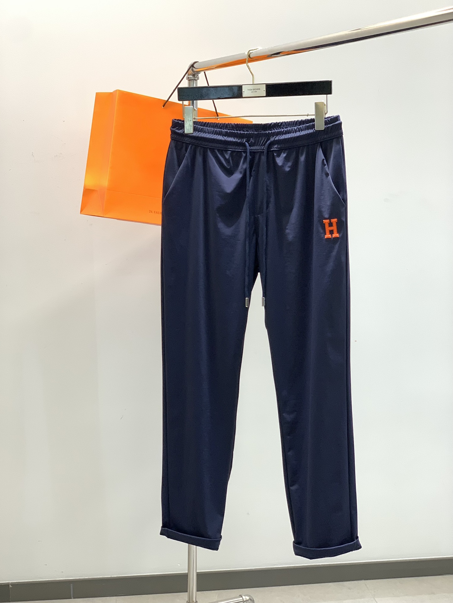 NO:410543,Clothes, pants, Hermès, the latest summer products, special counters are available at the same time, original singles, fashionable and casual lapel short-sleeved T-shirt suit, customized imported original fabric, comfortable and breathable, top-grade printing craft letter pattern decoration logo, top body handsome and stylish, 3 colors recommended, code number M-3XL, hermes, hermes, T-shirt, tees, t-shirt, alexander wang19860909衣服,裤子,Hermès 爱马仕,夏季最新品,专柜同步有售,原单狠货,时尚休闲翻领短袖T恤套装,定制进口原版面料,舒适透气,顶级印胶工艺字母图案装饰logo, 上身帅气有型,3色推荐,码数M-3XL,,hermes,hermes,T-shirt,tees，t-shirt,alexander wang,Men's clothing