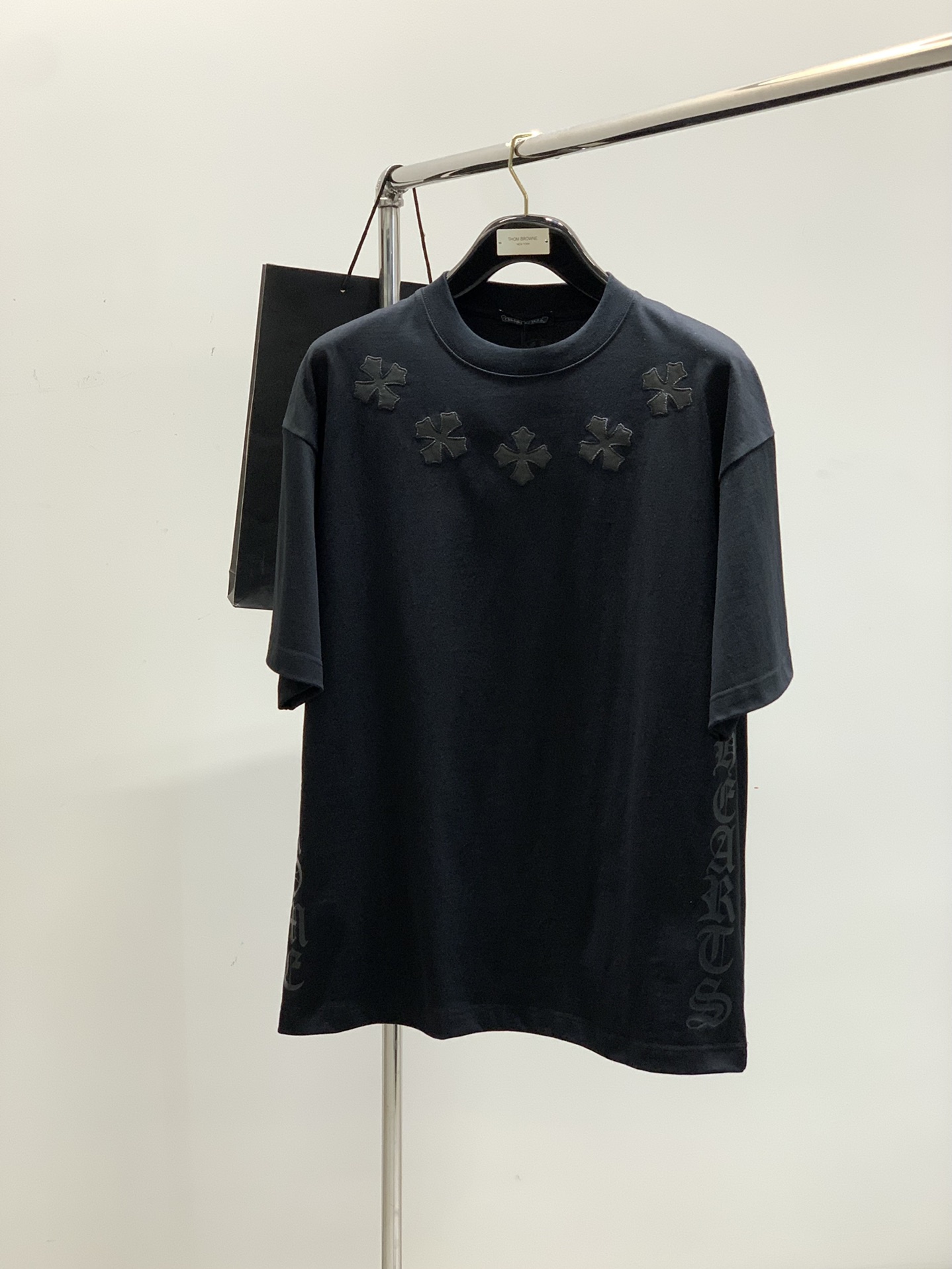 NO:410531,,Chrome Hearts, new summer products, special counters are available at the same time, original singles, fashionable and casual round neck short-sleeved T-shirt, using imported original fabric, top-grade embroidery craft letter pattern logo, unique design, counters are selling, fashionable and handsome upper body, S-XL, chrome hearts, chrome hearts, T-shirt, tees, t-shirt, alexander wang19860909,Chrome Hearts 克罗心,夏季新品,专柜同步有售,原单狠货,时尚休闲圆领短袖T恤,采用进口原版面料,顶级刺绣工艺字母图案logo,独特设计,专柜卖相,上身时尚帅气,码数S-XL,,chrome hearts,chrome hearts,T-shirt,tees，t-shirt,alexander wang,Men's clothing