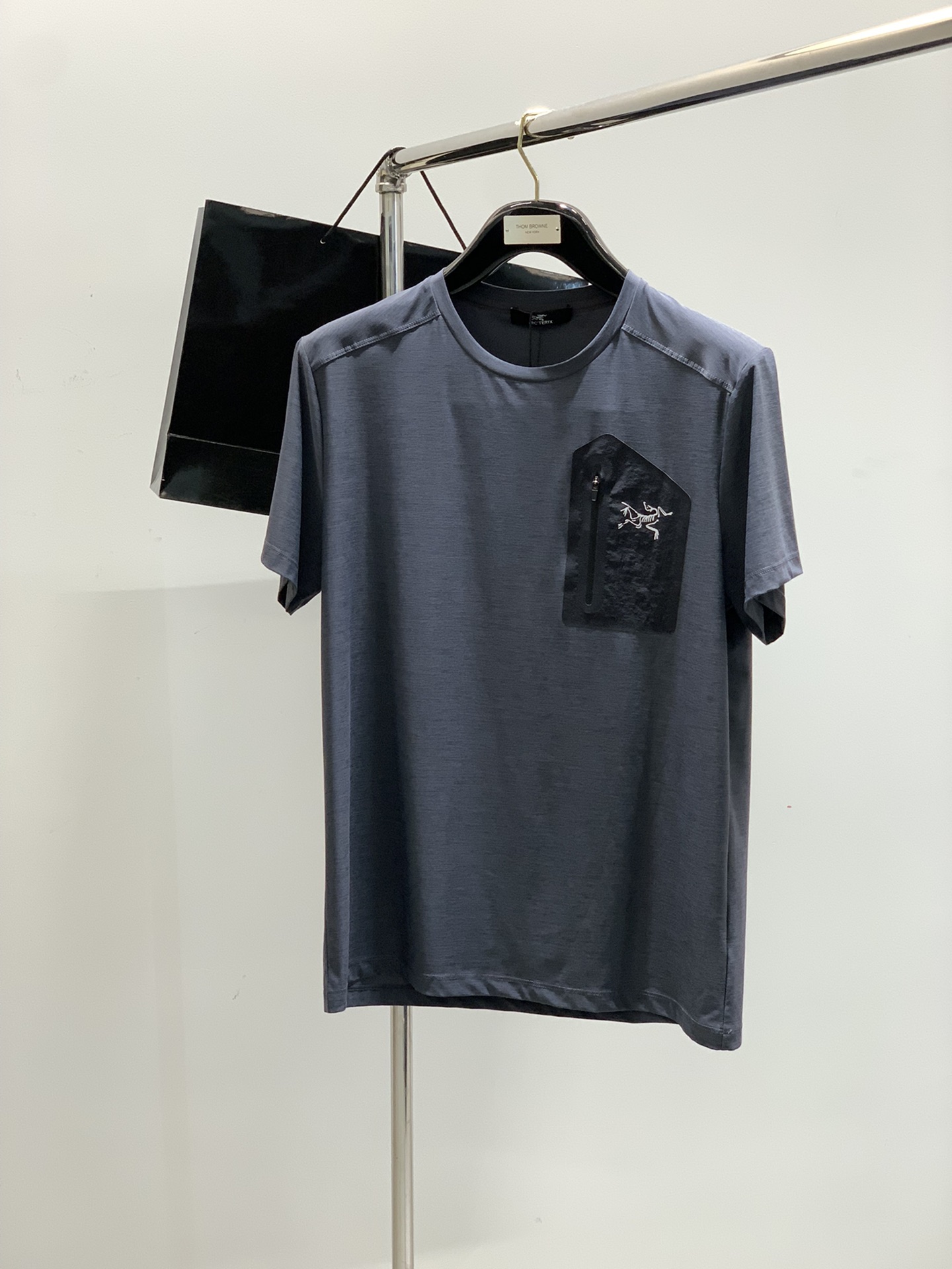 NO:410619,,ARCTERYX Archaeoptera bird, new summer AW products, fashionable and casual round neck short-sleeved T-shirts, available at the same time for counters, original singles, imported original fabrics, extremely complex craftsmanship, fairly elegant and fashionable visuals, noble and elegant, from the main fabric to the detailed craftsmanship, showing the ingenuity of fashion, 2 colors recommendations, codes M-4XL, arc'teryx, T-shirt,tees, t-shirt, alexander wang19860909,ARCTERYX 始祖鸟,夏季AW新品,时尚休闲圆领短袖T恤,专柜同步有售,原单狠货,进口原版面料,工艺极度复杂,视觉相当雅致时髦,高贵而优雅,从主体面料到细节工艺,彰显时装的匠心所在,2色推荐,码数M-4XL,arc'teryx,T-shirt,tees，t-shirt,alexander wang,Men's clothing