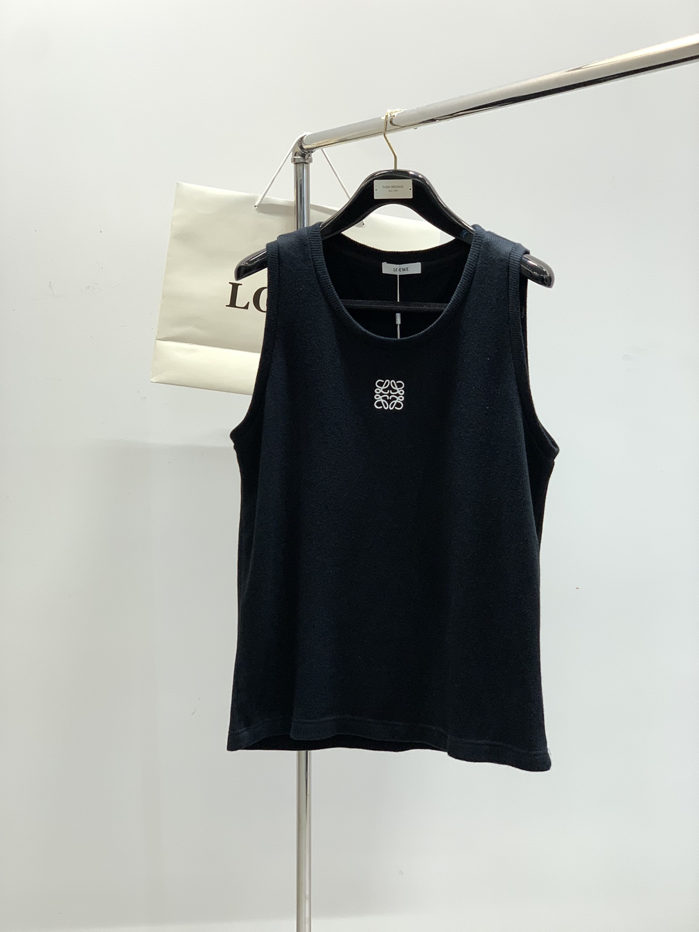 NO:410575,,Loewe, the latest summer model, available at the counter at the same time, original single product, fashionable and casual round-neck jacket, very distinctive on the upper body!  Eye-catching and highlighted, imported original fabric, top-grade embroidery craft letter pattern decorative logo, simple but not lacking in fashion, classic and atmospheric, comfortable and breathable, handsome and stylish on the upper body, 2 colors recommended, code number M-2Xl,,loewe,loewe,alexander wang19860909,Loewe 罗意威,夏季最新款,专柜同步有售,原单狠货,时尚休闲圆领褂子,上身很有特点！吸睛而有亮点,进口原版面料,顶级刺绣工艺字母图案装饰Logo,简单而不失时尚,经典大气,舒适透气,上身帅气有型,2色推荐,码数M-2Xl,,loewe,loewe,alexander wang,Men's clothing