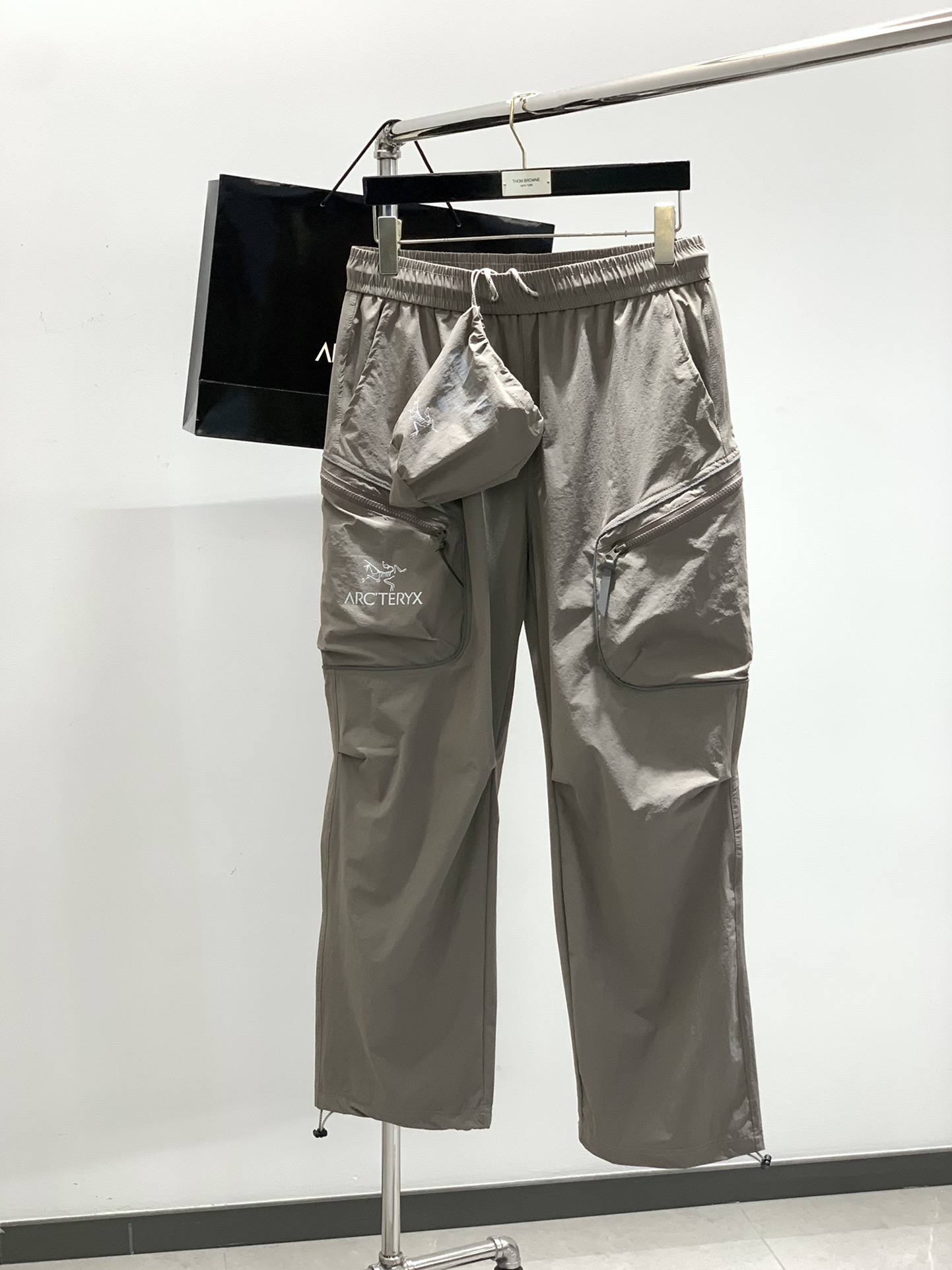 NO:410537,,ARCTERYX Archaeoptera bird, new spring products, fashionable casual pants, special counters are available at the same time, original singles, imported original fabric, top-grade printed craft letter pattern logo, extremely high-end, calm and versatile, handsome and stylish on the upper body, 2 colors recommended, code number M-2XL, arc'teryx, alexander wang19860909,ARCTERYX 始祖鸟,春季新品,时尚休闲裤,专柜同步有售,原单狠货,采用进口原版面料,顶级印花工艺字母图案logo,档次极高,从容百搭,上身帅气有型,2色推荐,码数M-2XL,arc'teryx,alexander wang,Men's clothing