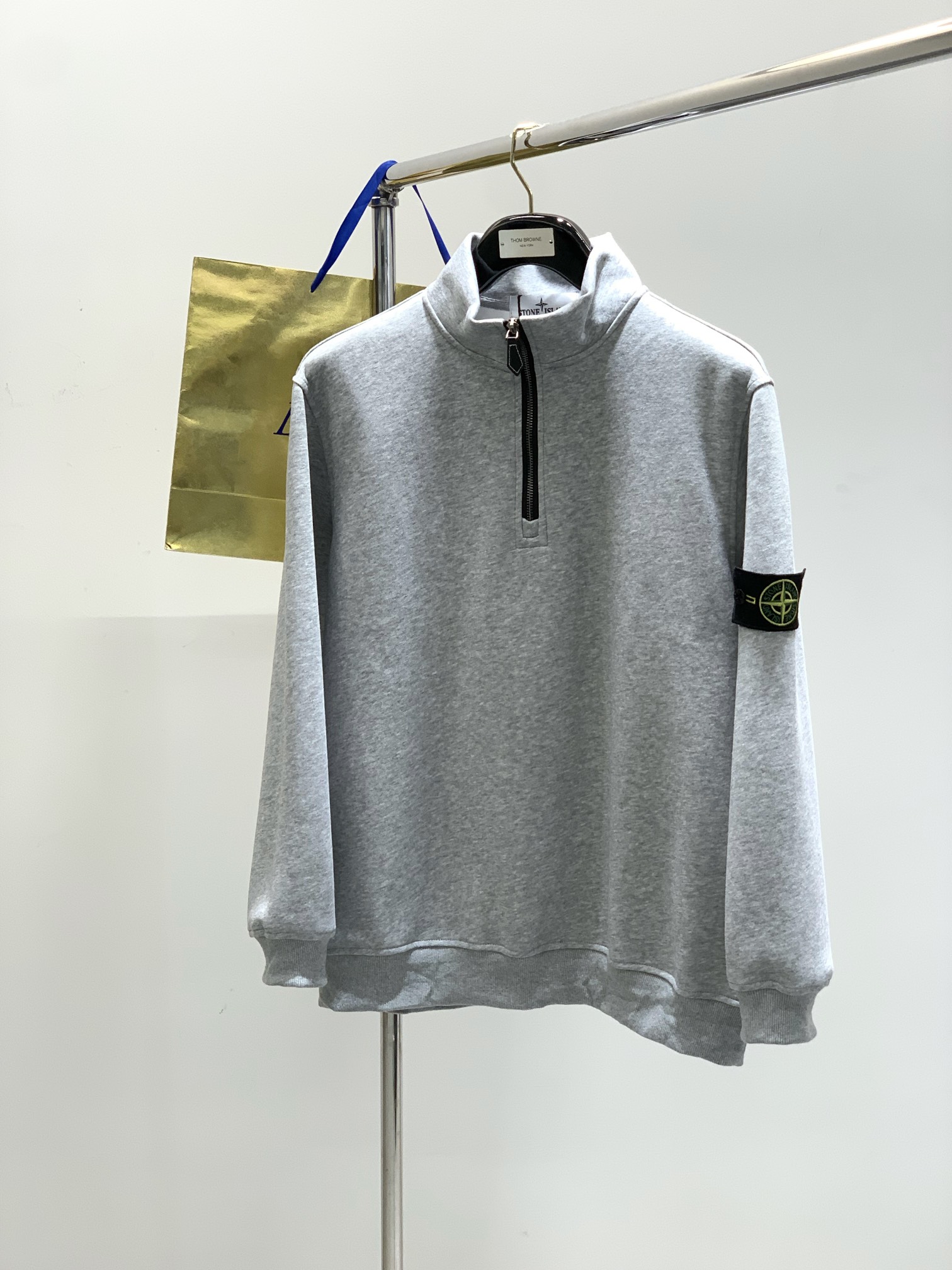 NO:410612,,STONE ISLAND Stone Island New pure cotton knitted half-zipper casual long-sleeved sweatshirt Half-zipper small stand collar design, one design two ways to wear, sports and wear and take off freely and flexible, newly upgraded air-layer fabric, the upper body is super soft, not only light and breathable, but also has a good moisture-absorbing and sweating effect. High elastic on all sides, the upper body is not tight, three-dimensional tailoring large factory workmanship is fine and sturdy, simple color style, versatile and not picky, the first choice for casual daily commuting outdoors Color black, green, gray Size S M L XL S long 66 bust 110 sleeves 56 pieces 46 M long 68 bust 114 sleeves 57.5 pieces 47 L long 70 bust 118 sleeves 59 shoulder width 48  XL clothing length 72 bust 122 sleeve length 60.5 shoulder width 49, hoodie, sweatshirts, alexander wang19860909,STONE ISLAND石头岛新款纯棉针织半拉链休闲长袖卫衣 半拉链小立领设计 ,一款设计两种穿搭方式,运动穿脱自由灵活,新升级空气层面料 ,上身超柔软,不仅轻盈透气,更有很好的吸湿排汗的效果 四面高弹,上身不紧绷,立体剪裁大工厂做工精细结实,颜色简约风格,百搭不挑人,休闲日常通勤户外首选 颜色黑色, 绿色,灰色 尺码S M L XL S衣长66胸围110袖长56件款46 M衣长68胸围114袖长57.5件款47 L衣长70胸围118袖长59肩宽48 XL衣长72胸围122袖长60.5肩宽49,,hoodie,sweatshirts,alexander wang,Men's clothing