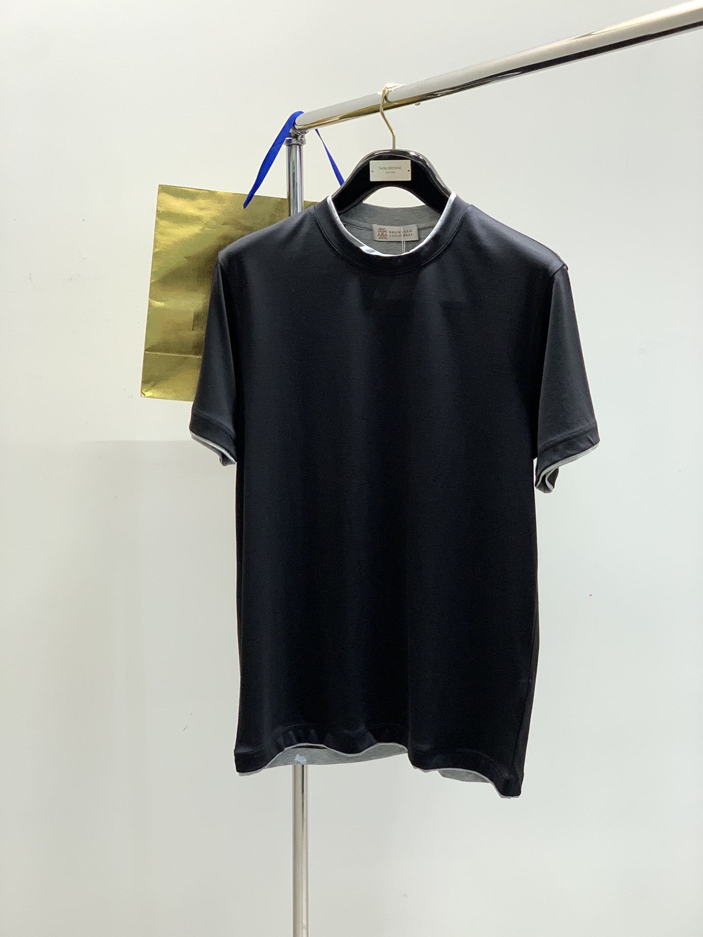 NO:410606,,BC men's contrasting color lace-fake two-piece layered mulberry silk Modal mercerated cotton blend double-layer round neck short-sleeved T-shirt About style and design From BC, known as a true luxury in the fashion industry, continues the consistent low-key but high-quality style, with minimal style, with exquisite fabrics and exquisite details, satisfying all the imaginations of high-quality T-shirts for spring and summer. Slim Fit's fitting style, small round neck, solid color, and no logo embellishment around the body, bringing low-key and minimalism to the extreme, with the right blessing of small details without any characteristics and mediocrity. The neckline, cuffs, and hem are double-layered with a layer of contrasting color edges as embellishments, with just the right scale revealing white or dark blue edges, visually with fake two-piece layering effect, and the workmanship style is unquestionable. About fabrics and craftsmanship  45 Modal 50 cotton 5 mulberry silk, the comfort-oriented modal mercerized cotton, soft and bone-like texture, comparable to silk texture, delicate like the second skin, excellent breathability, moisture and sweat, and not stuffy. Size 48-56 Size bust shoulders, long sleeves, long sleeves. 48102 45 66 20.5 5010646 68 21 52110 47 70 21.5 54114 48 72 22 5611849 7423,,T-shirt,tees,t-shirt,alexander wang19860909,BC 男款撞色镶边假两件叠穿桑蚕丝莫代尔丝光棉混纺双层圆领短袖T恤 关于款式及设计 出自被誉为时装界真正奢侈品的BC,延续一贯地低调但高质的作派,风格极简,面料为王,细节精湛,满足到了高品控们对春夏T恤的全部遐想. Slim Fit的合身版型,小圆领,纯色系,周身无一logo点缀,把低调和极简拿捏到极致,小细节恰到好处的加持,又不至于毫无特色的平庸化.领口,袖口,下摆,以双层叠合的方式衬了一层撞色边作为点缀,尺度正好的露出白边或深蓝边,在视觉上有假两件叠搭的层次效果,做工版型都无需置疑的正点. 关于面料及工艺 45莫代尔50棉5桑蚕丝,舒适感至上的莫代尔丝光棉,手感柔软有筋骨,堪比丝质质感,细腻度犹如第二次肌肤,透气度极好,吸湿排汗,不闷身. 尺码48-56 尺码胸围肩宽衣长袖长 . 48102 45 66 20.5 5010646 68 21 52110 47 70 21.5 54114 48 72 22 5611849 7423,,T-shirt,tees，t-shirt,alexander wang,Men's clothing